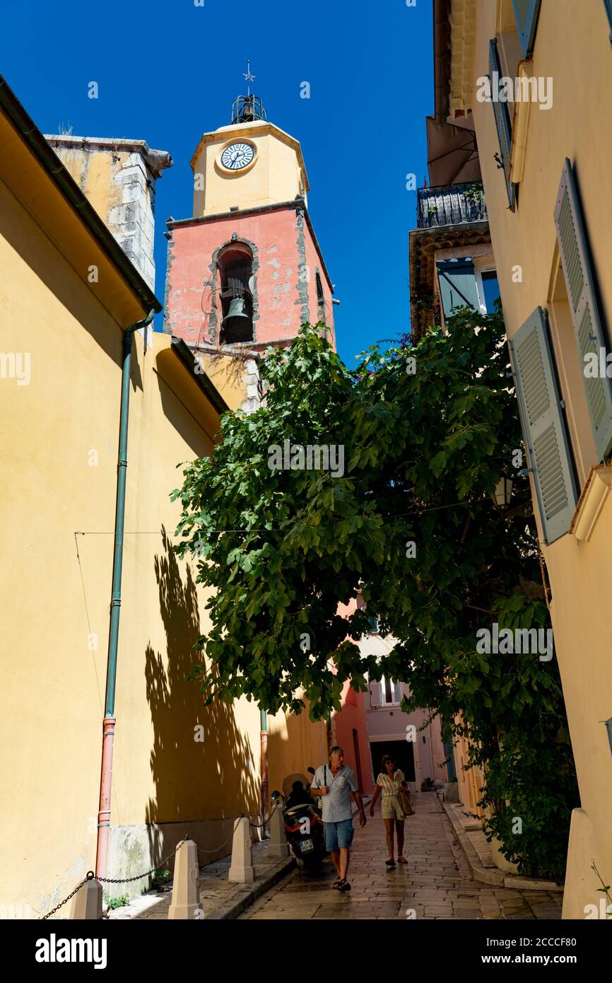 Europe. France. Var (83). Saint-Tropez. Les gens qui marchent dans les ruelles de la vieille ville Banque D'Images
