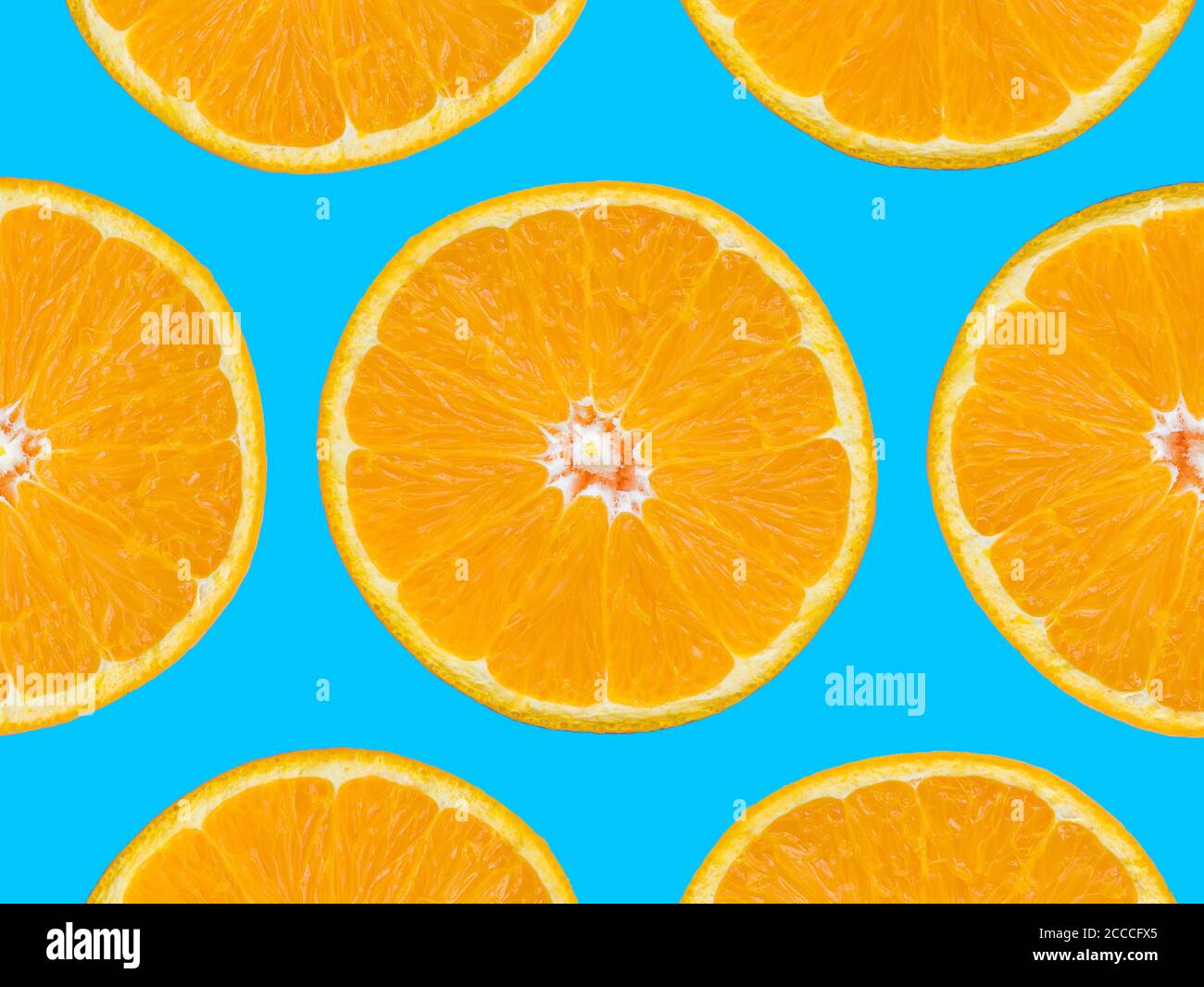 Motif de tranches orange sur fond bleu, style pop art Banque D'Images