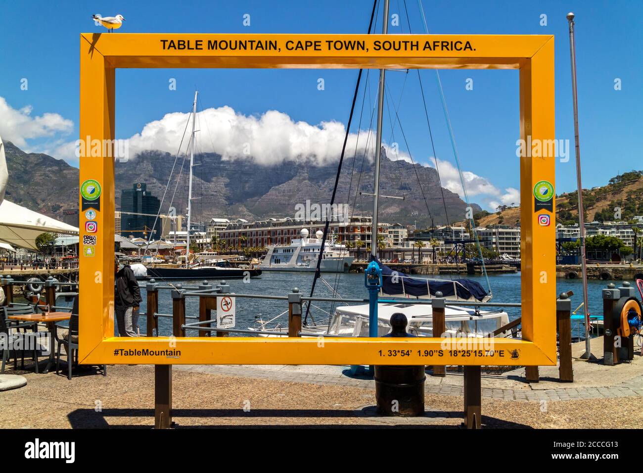 Point de photo pour le tourisme, cadre jaune avec la célèbre Table Mountain Arrière-plan au bord de l'eau Banque D'Images