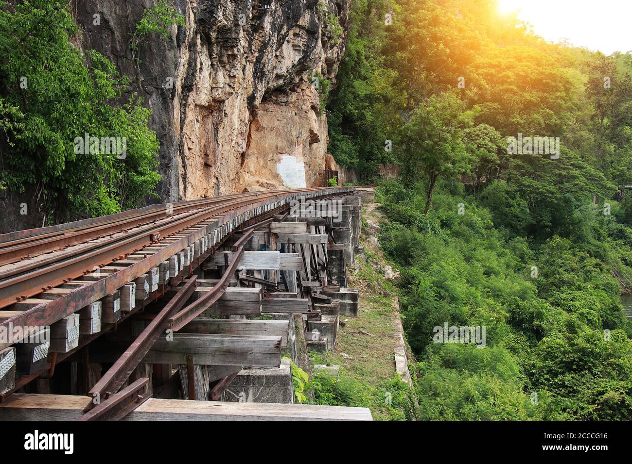 Train sur le chemin de fer de la mort (rivière Kwai, Thaïlande). Train du chemin de fer de la mort passant par le Viaduc de Tham Krasae. Thai - chemin de fer de Birmanie Banque D'Images