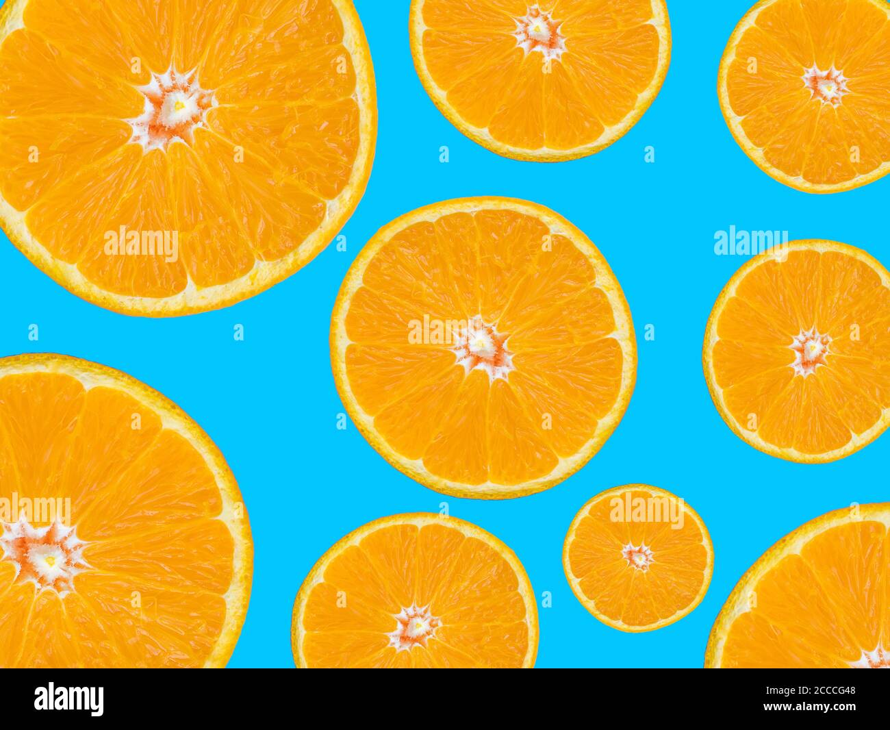 Motif de tranches orange sur fond bleu, style pop art Banque D'Images