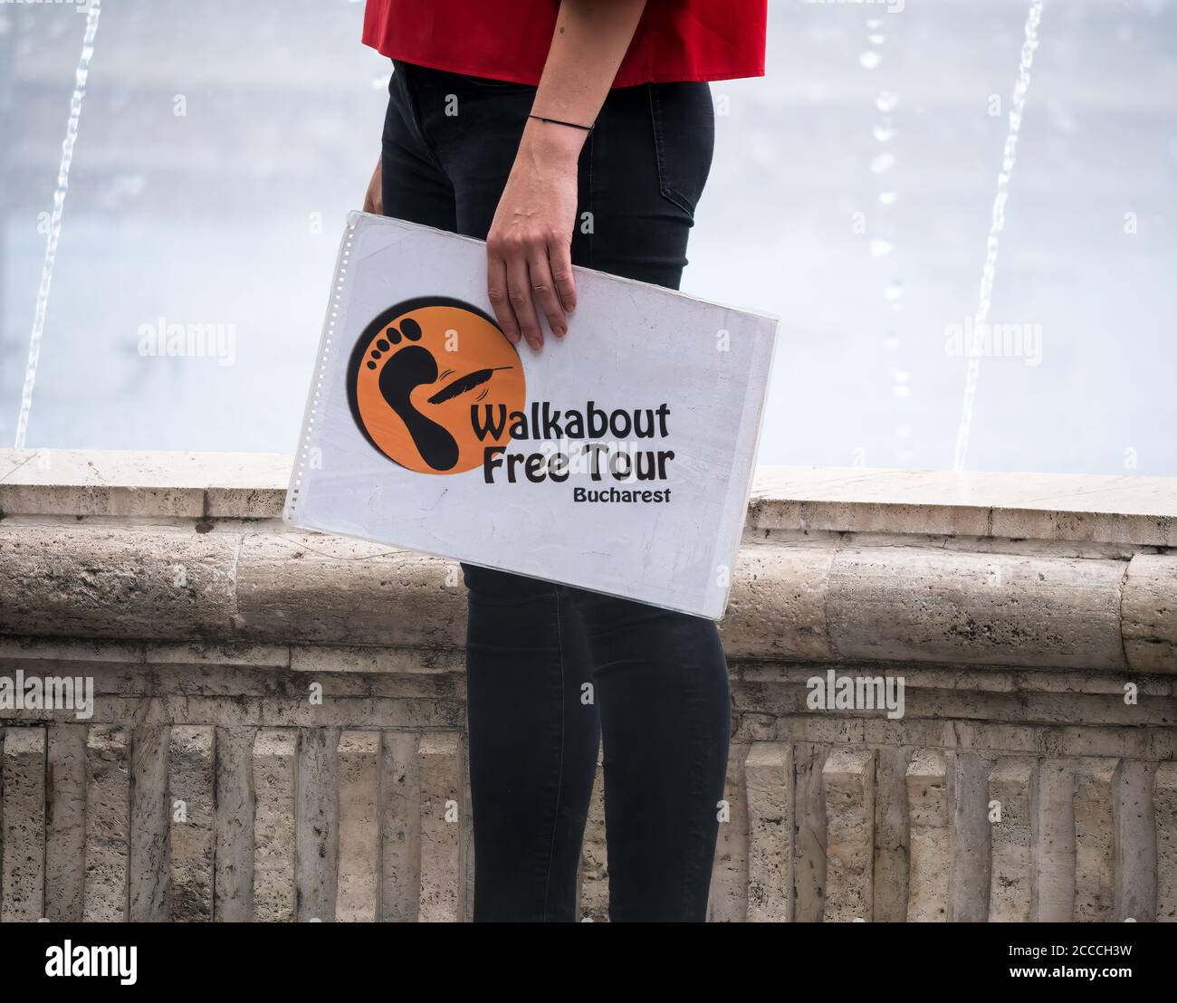Bucarest/Roumanie - 07.25.2020: Femme portant une pancarte avec Walkabout visite libre. Visites à pied gratuites dans le centre de Bucarest. Banque D'Images