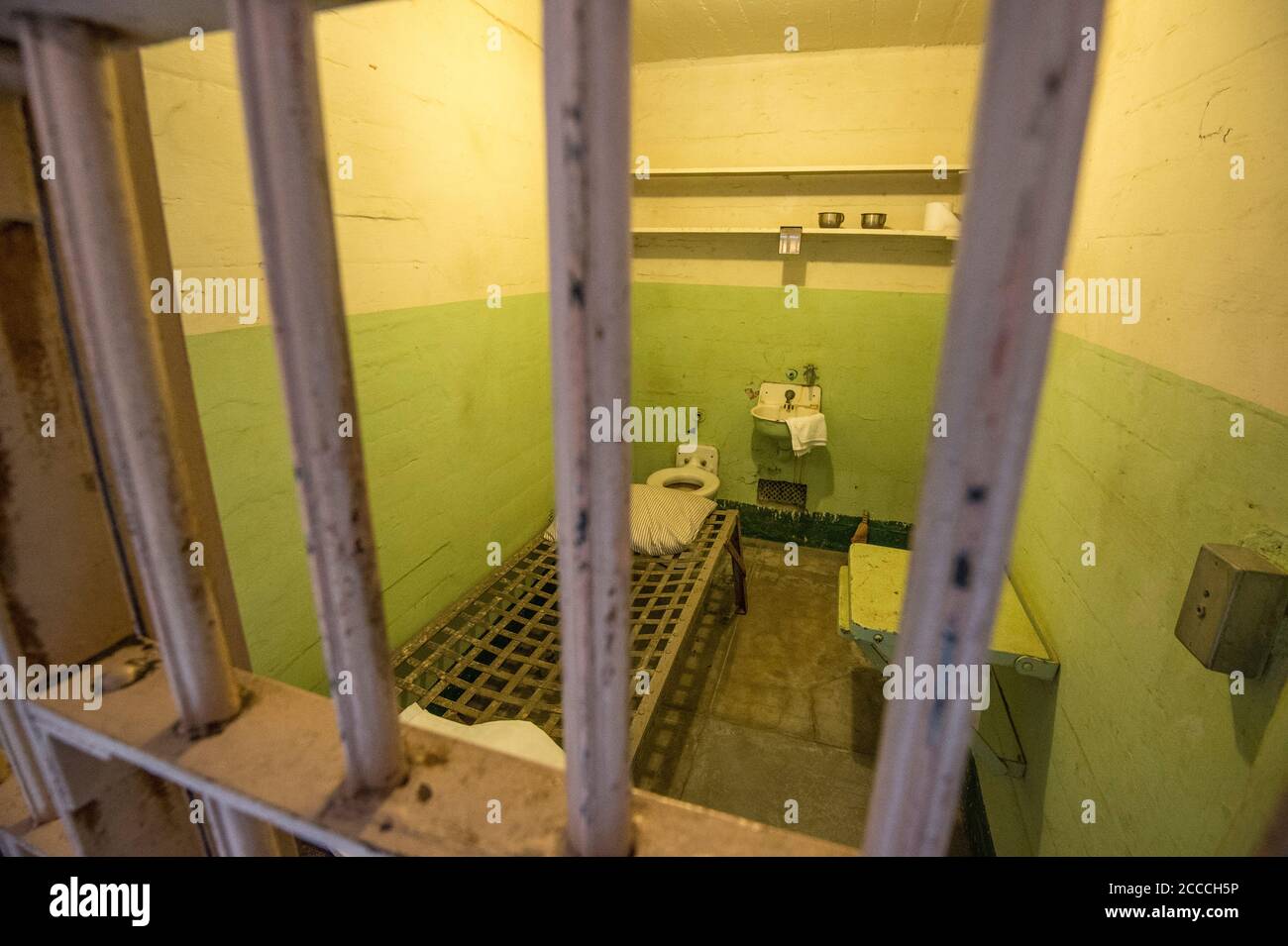 Etats-Unis, Californie, baie de San Francisco : cellule du pénitencier fédéral d'Alcatraz Banque D'Images