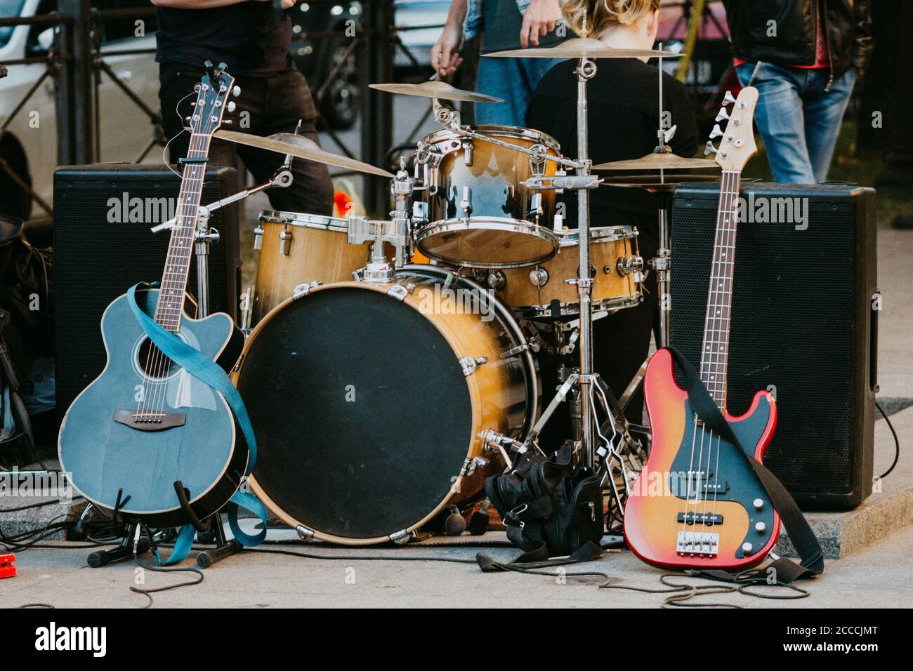 street rock musiciens instrument équipement groupe tambour guitare corde Banque D'Images