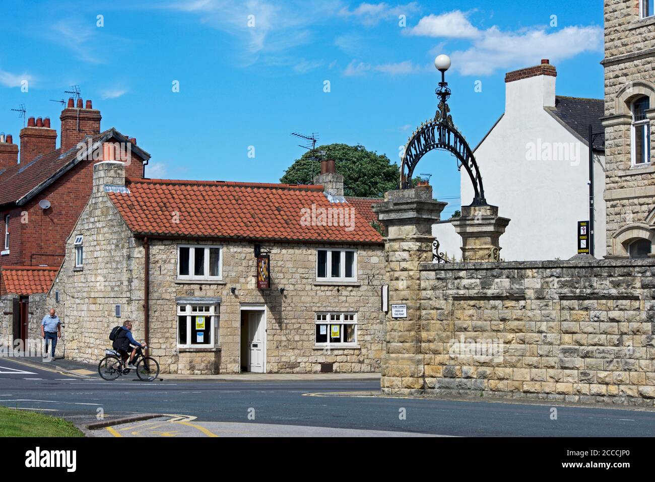 Homme passant les armes de Howden à Tadcaster, dans le North Yorkshire, en Angleterre Banque D'Images