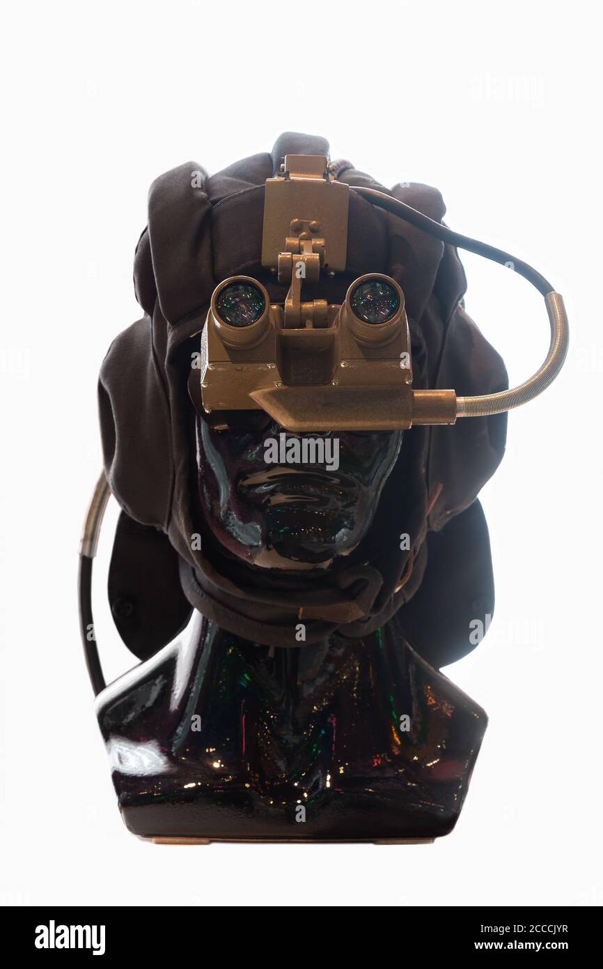 Jumelles militaires avec vision de nuit et casque de tankman isolées dessus blanc Banque D'Images