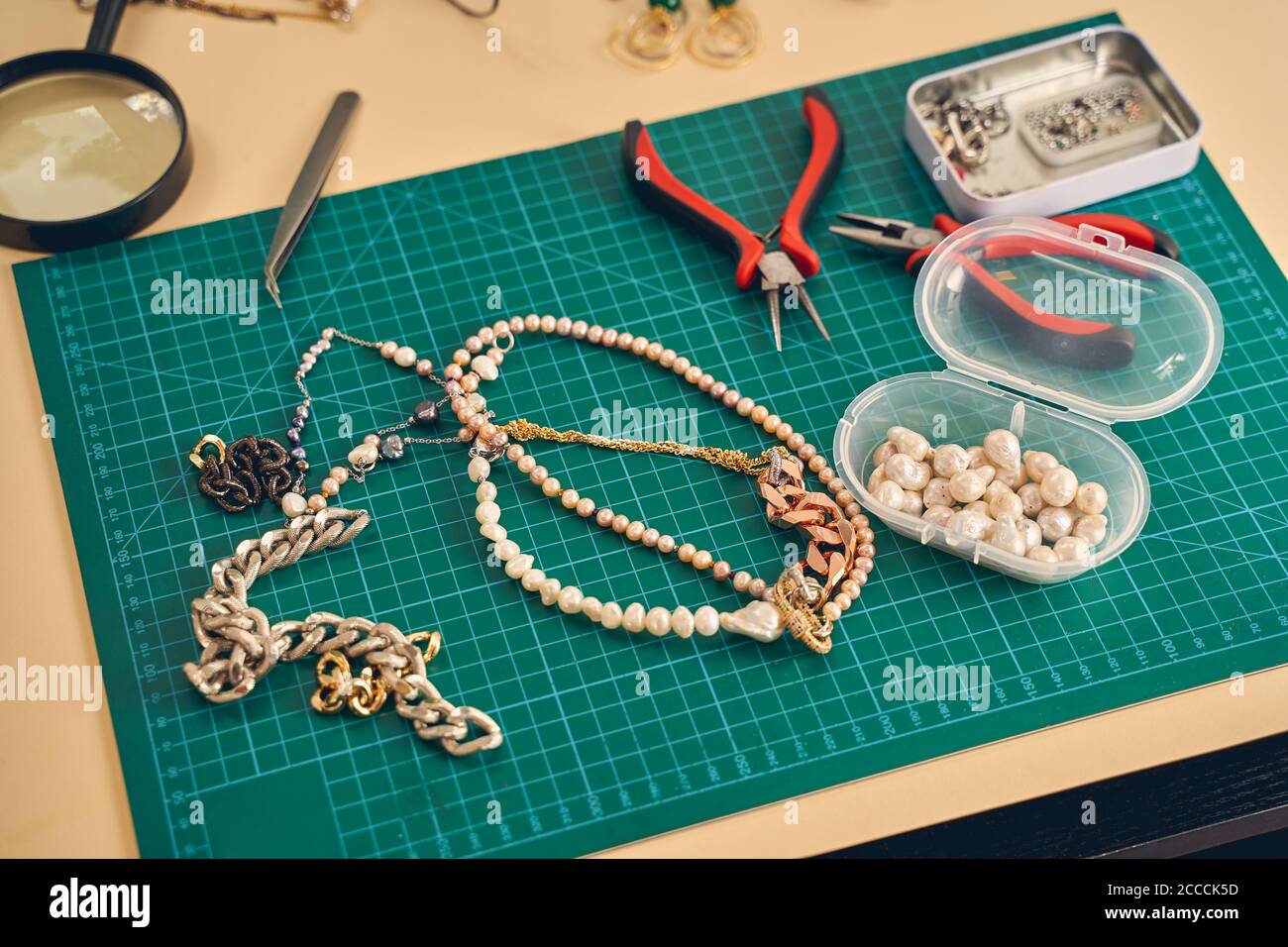 Bureau pour la fabrication de bijoux artisanaux avec des outils  professionnels Photo Stock - Alamy
