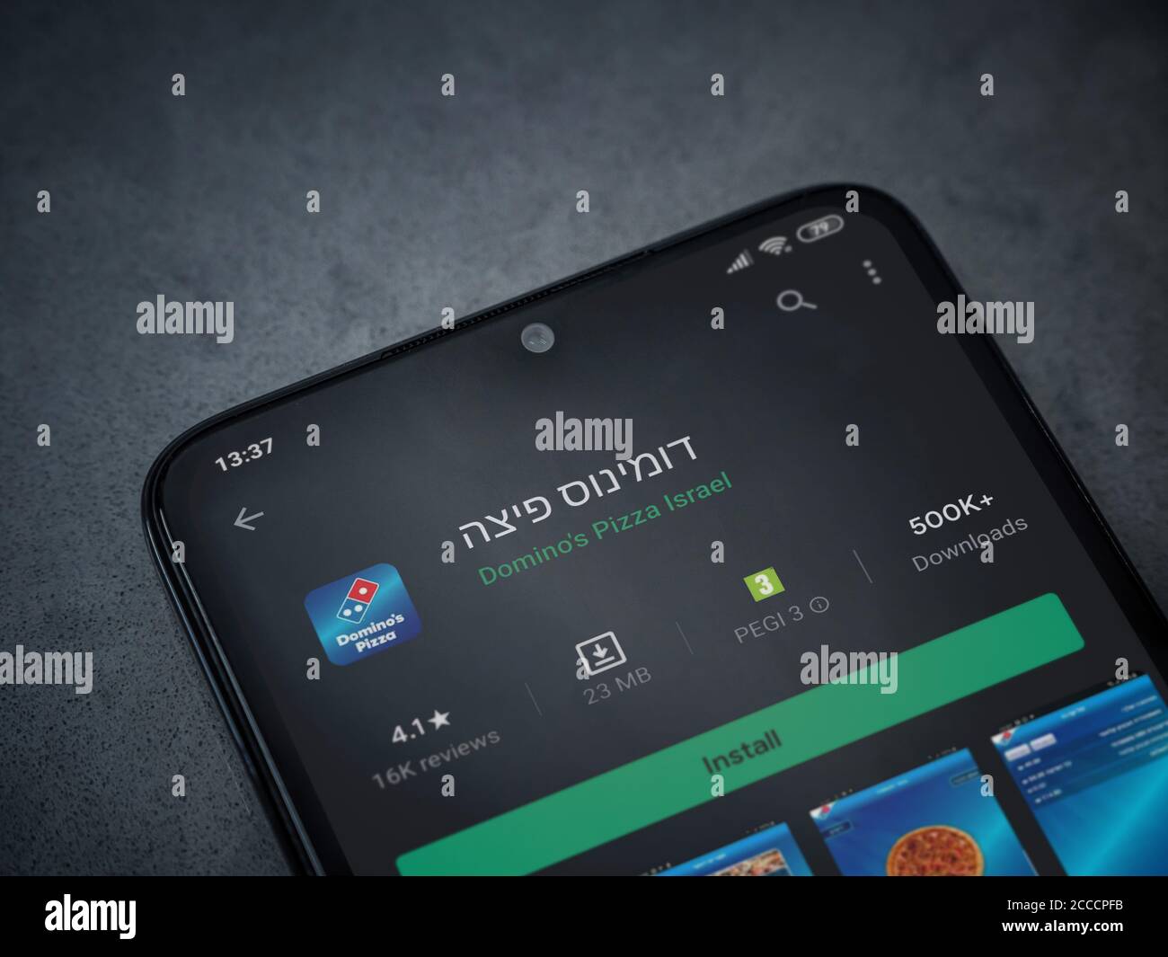 LOD, Israël - 8 juillet 2020 : page de lecture de l'application Domino's Pizza Israel sur l'écran d'un smartphone mobile noir sur fond de pierre en marbre foncé. Haut Banque D'Images