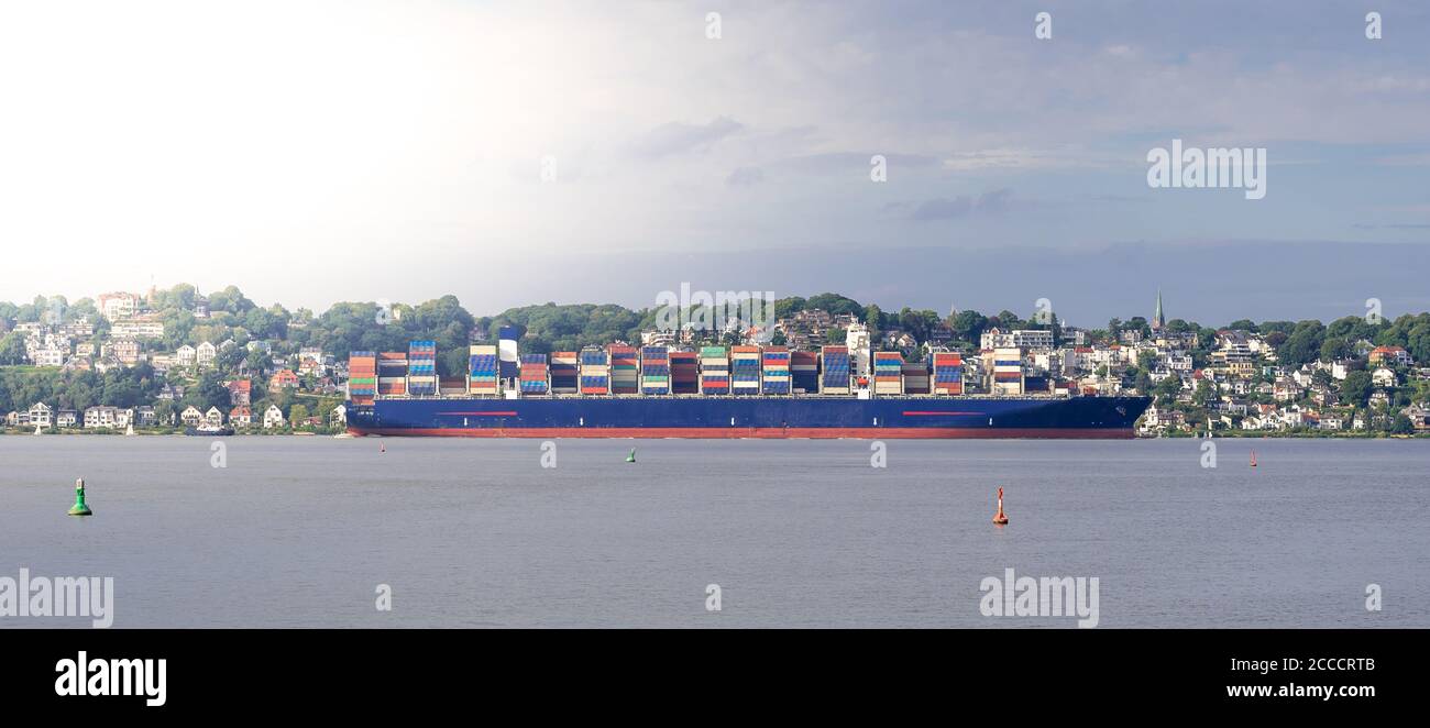 Bateau à conteneurs sur l'Elbe en face du quartier Blankenese à Hambourg, Allemagne. Banque D'Images