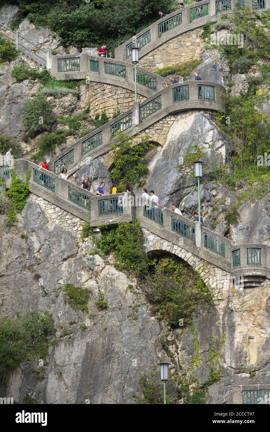 Graz, Autriche. Août 2020.. L'escalier qui monte la colline du château et la tour de l'horloge dans le centre-ville Banque D'Images