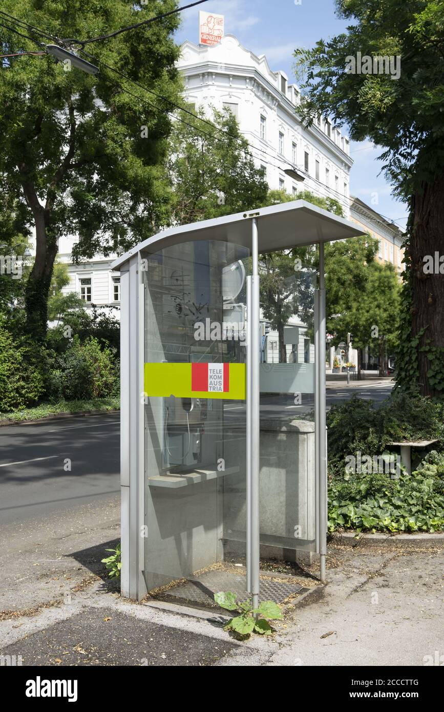 Graz, Autriche. Août 2020. La cabine téléphonique publique autrichienne dans une rue du centre-ville Banque D'Images