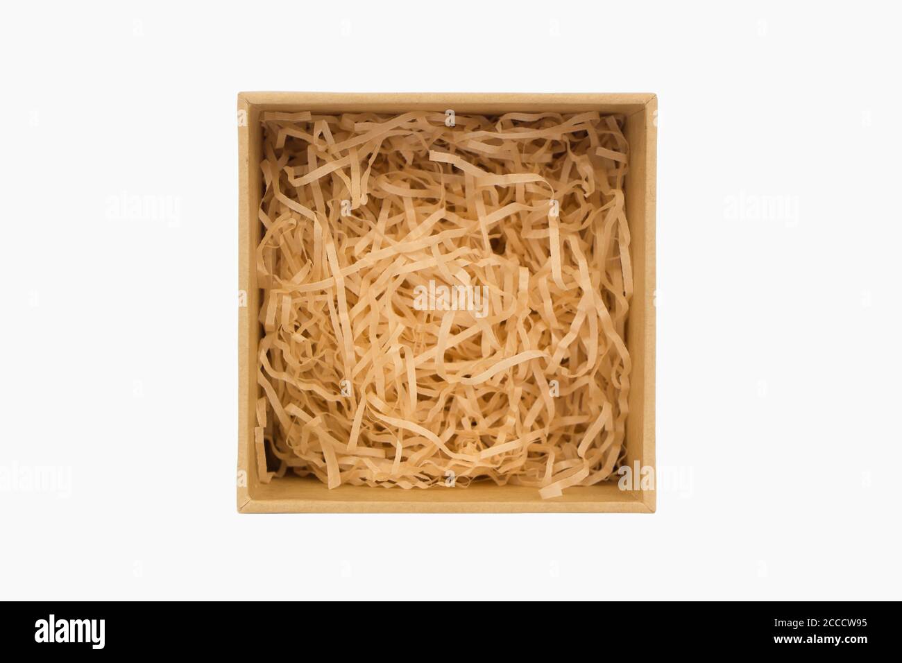 Boîte cadeau carrée avec mastic naturel isolé sur blanc Banque D'Images