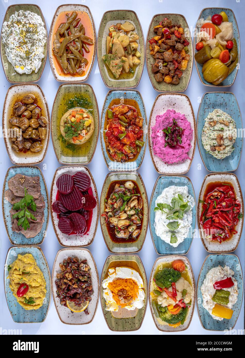 Table de meze traditionnelle turque et grecque. Cuisine turque hors-d'œuvre  froids (hors-d'œuvre à l'huile d'olive). Hors-d'œuvre turcs dans des  assiettes colorées. y Photo Stock - Alamy