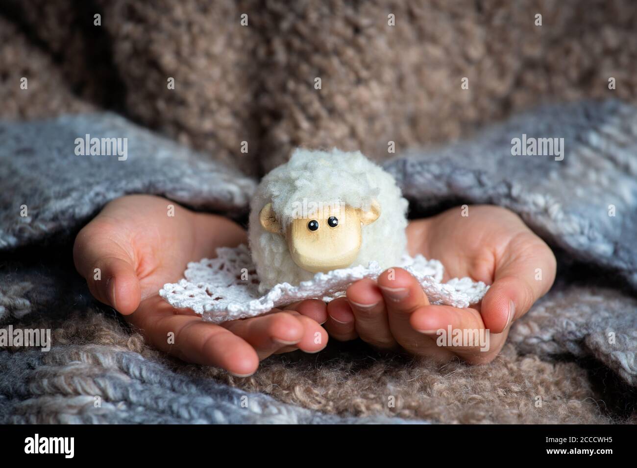 Le petit enfant tient l'agneau de pâques, pour la décoration Vacances de Pâques Banque D'Images