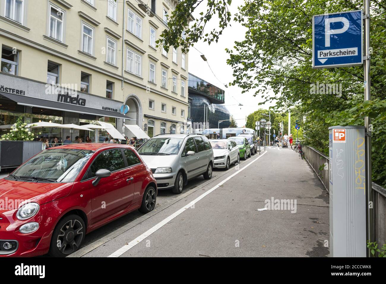 Graz, Autriche. Août 2020. Parking payant dans une rue du centre-ville Banque D'Images