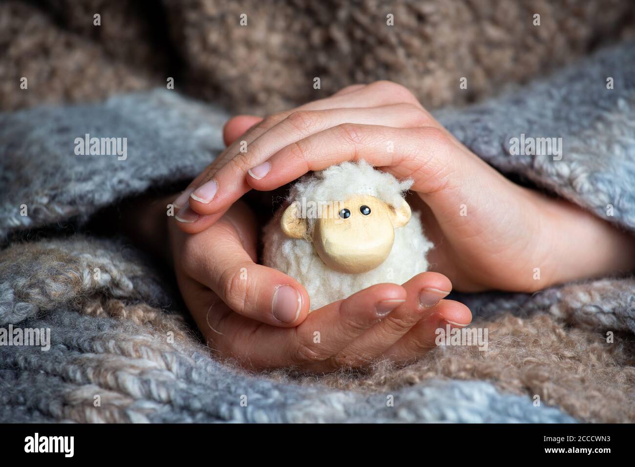 La petite fille tient l'agneau de pâques – décoration pour Vacances de Pâques Banque D'Images