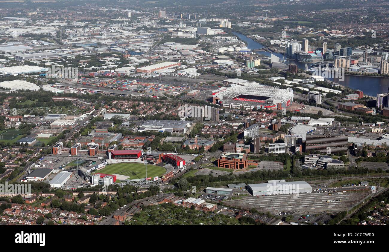 Vue aérienne des stades de Old Trafford, Manchester Banque D'Images