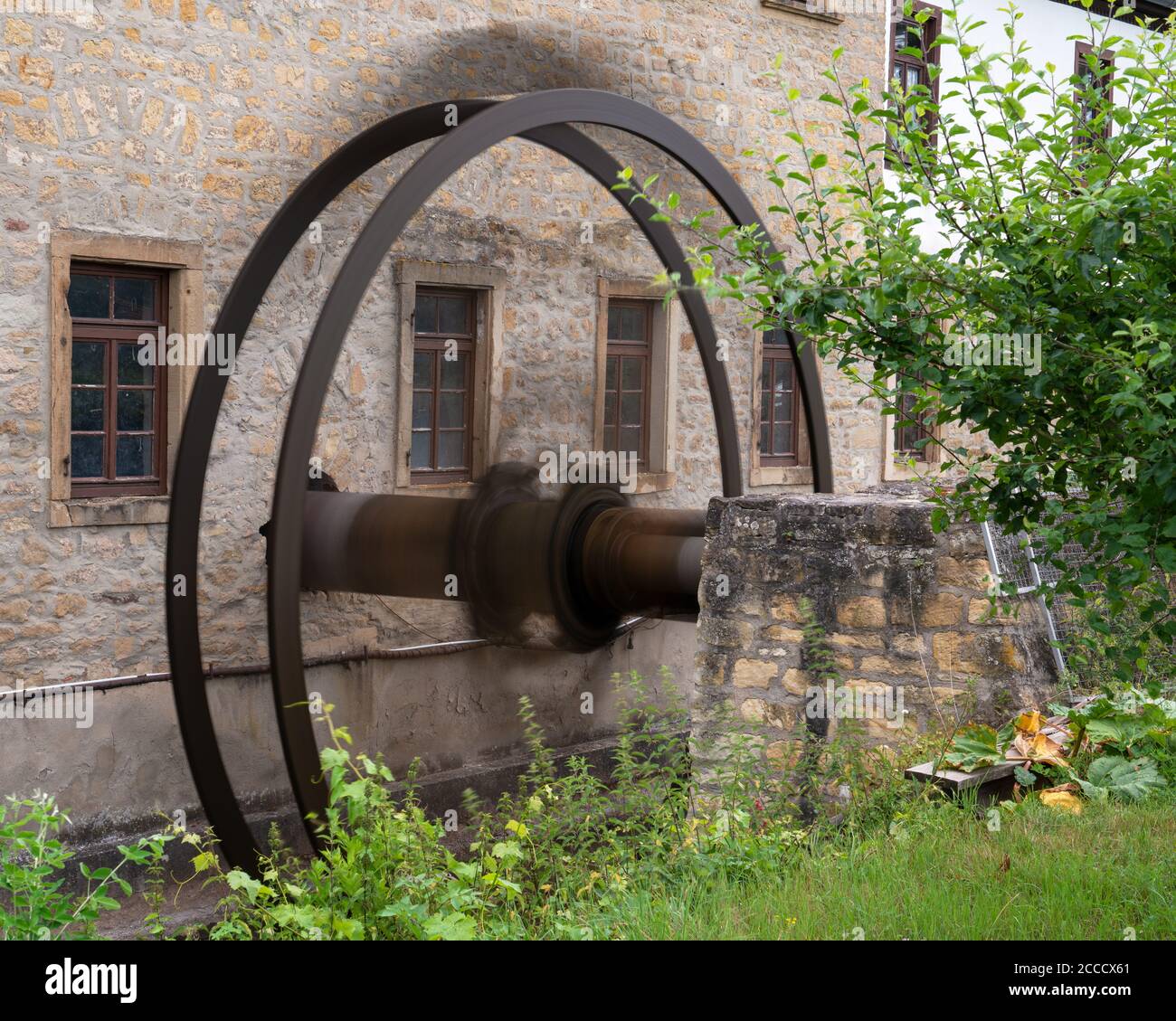 Gros plan de la roue du moulin en mouvement, ancien moulin à eau de Bad Sobernheim, Allemagne Banque D'Images