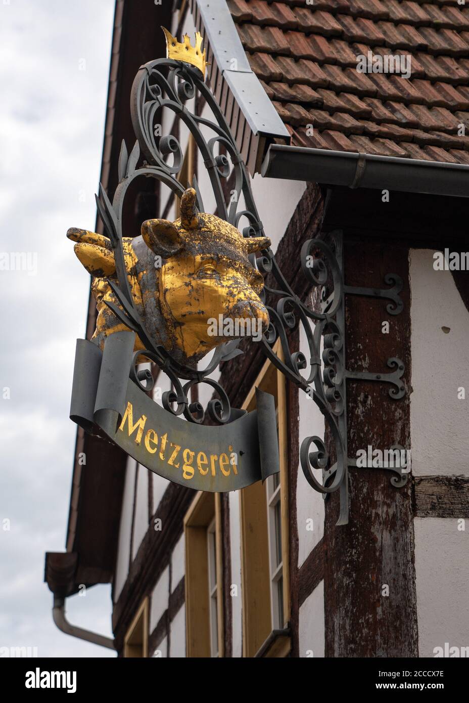 BAD SOBERNHEIM, ALLEMAGNE - 25 juin 2020 : image rapprochée d'un ancien bouclier de nez traditionnel avec l'inscription boucherie, Bad Sobernheim, Allemagne Banque D'Images