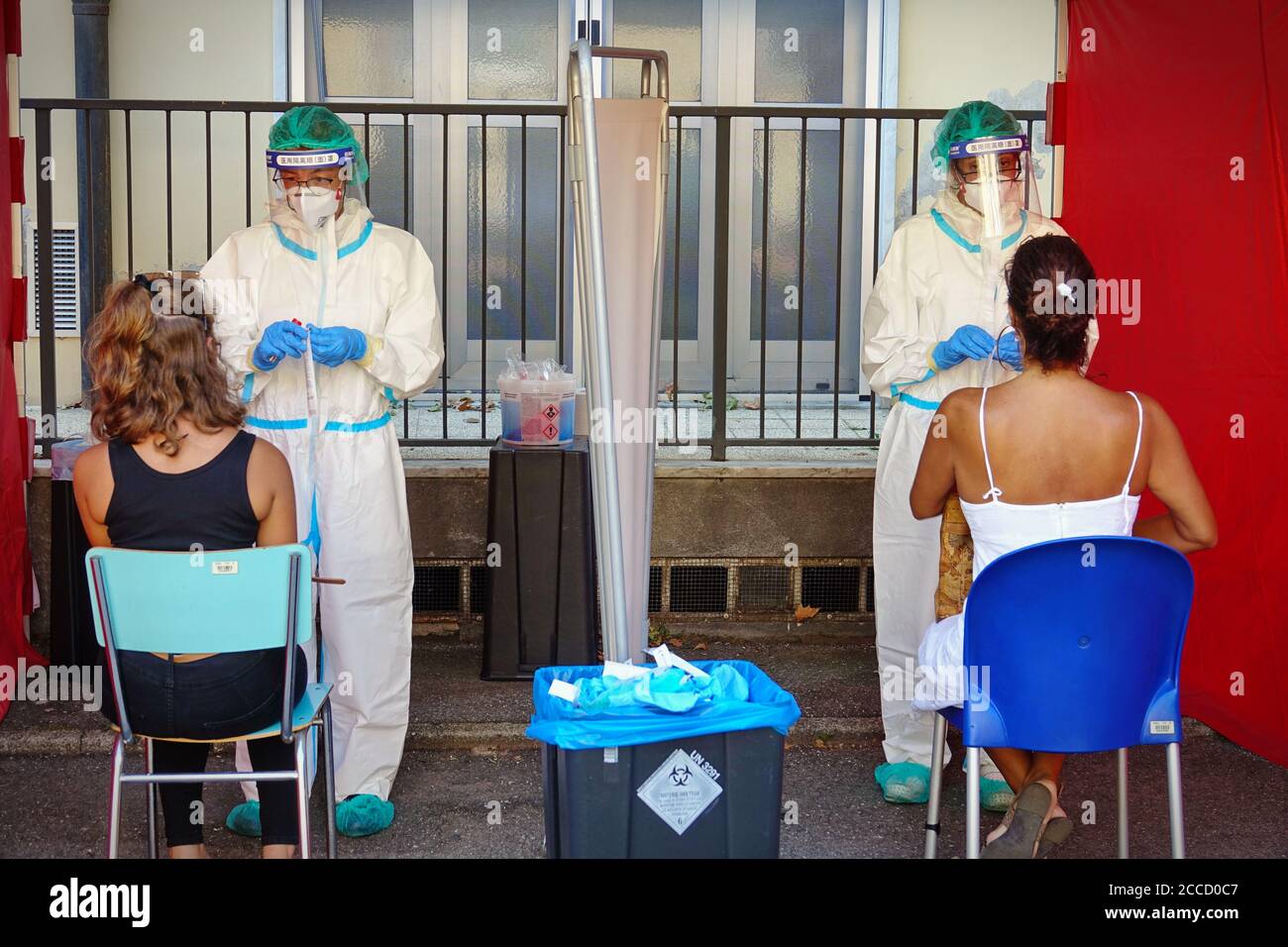 Écouvillons de coronavirus pour les touristes revenant de leurs vacances à l'étranger. Turin, Italie - août 2020 Banque D'Images