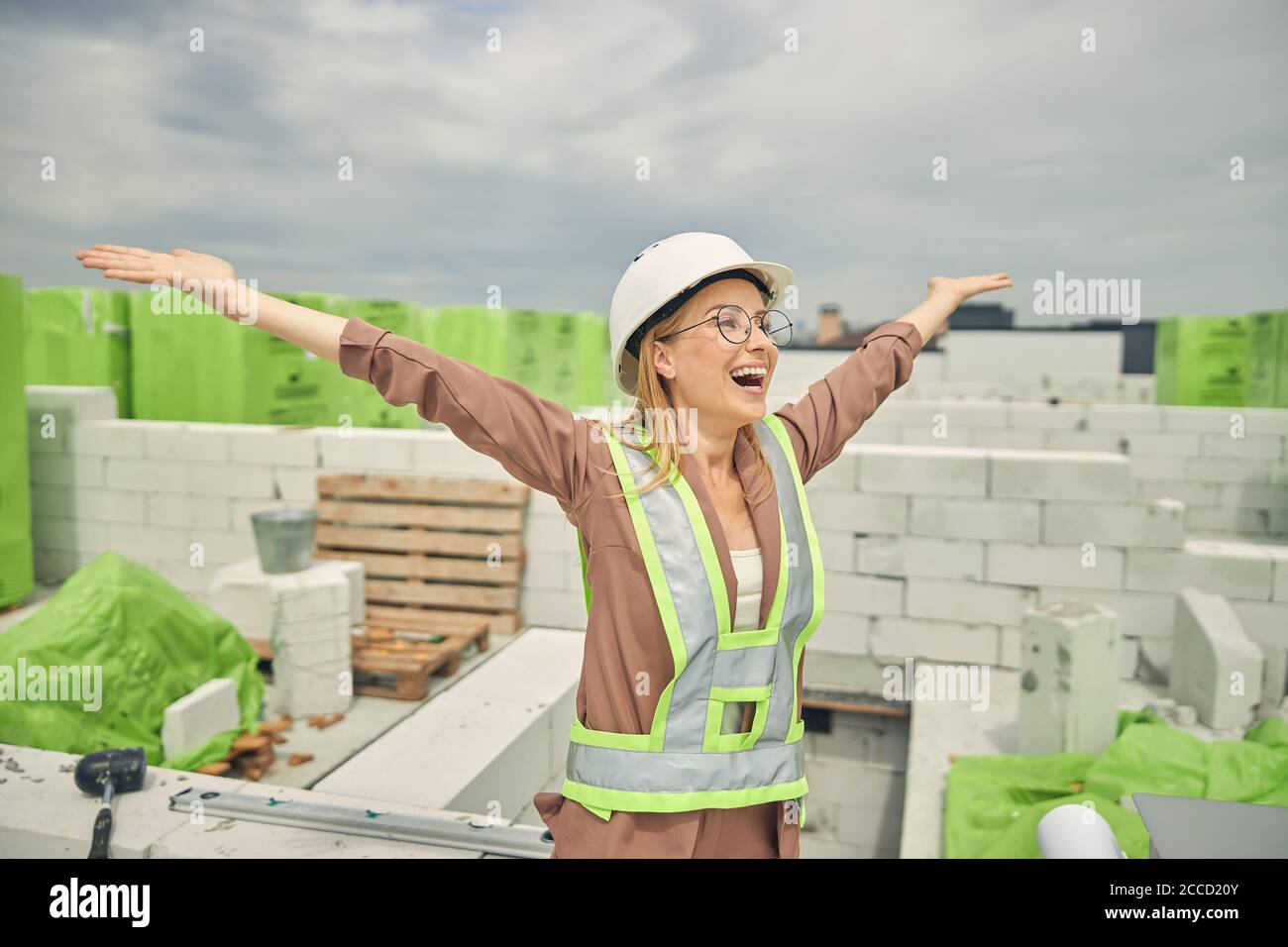 Entrepreneur féminin admirant un nouvel objet de construction Banque D'Images