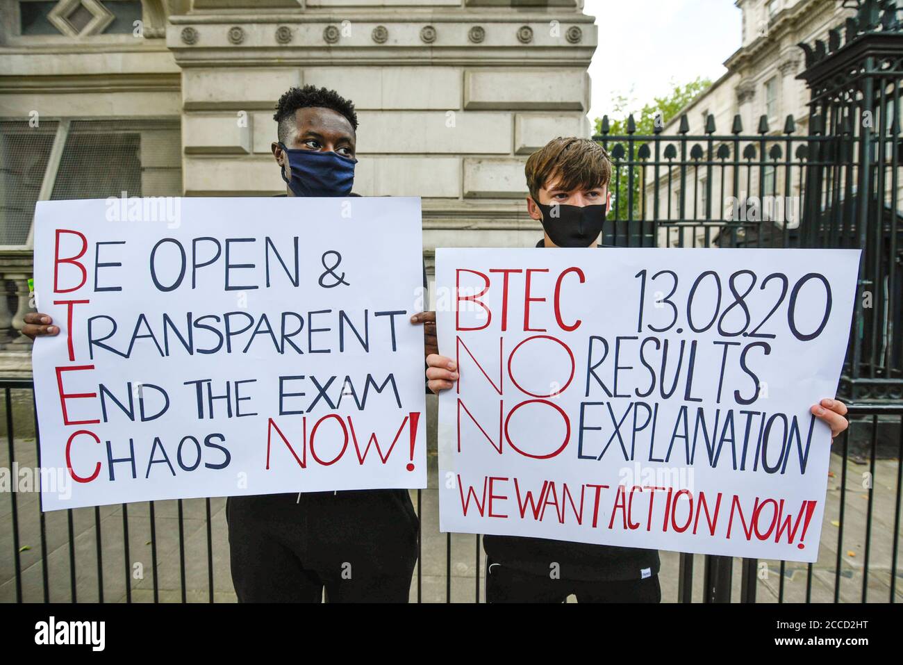 Londres, Royaume-Uni. 21 août 2020. Des étudiants protestent devant Downing Street pour appeler à la démission de Gavin Williamson, secrétaire à l’éducation, à la suite de l’examen de cette année aboutit au chaos. Après une campagne réussie pour que les élèves DE NIVEAU A et de GCSE aient des notes basées sur les évaluations des enseignants plutôt que sur un algorithme informatique, les élèves du BTEC devront attendre pendant que le jury d'examen Pearson renote leurs résultats. Credit: Stephen Chung / Alamy Live News Banque D'Images