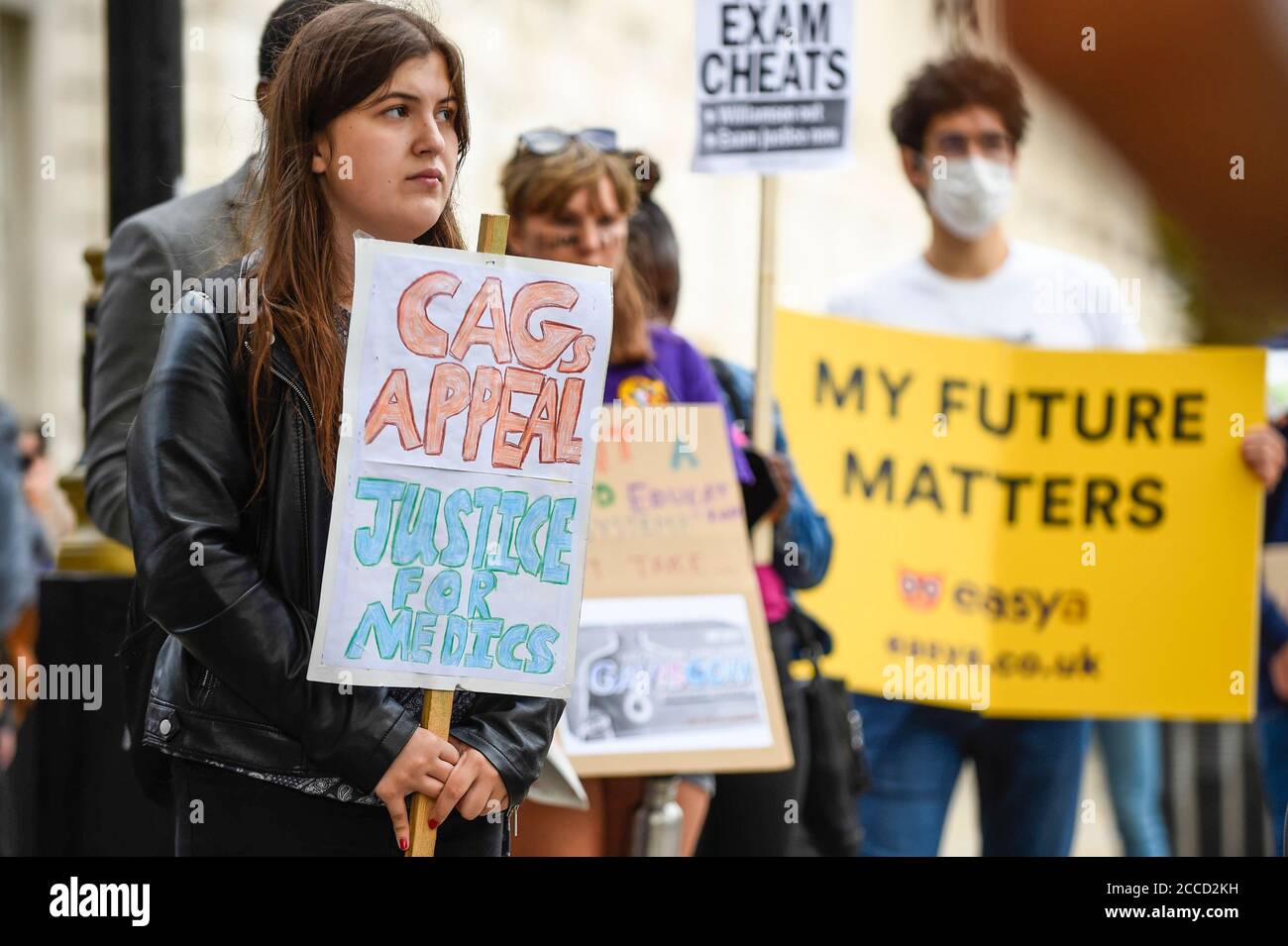 Londres, Royaume-Uni. 21 août 2020. Des étudiants protestent devant Downing Street pour appeler à la démission de Gavin Williamson, secrétaire à l’éducation, à la suite de l’examen de cette année aboutit au chaos. Après une campagne réussie pour que les élèves DE NIVEAU A et de GCSE aient des notes basées sur les évaluations des enseignants plutôt que sur un algorithme informatique, les élèves du BTEC devront attendre pendant que le jury d'examen Pearson renote leurs résultats. Credit: Stephen Chung / Alamy Live News Banque D'Images