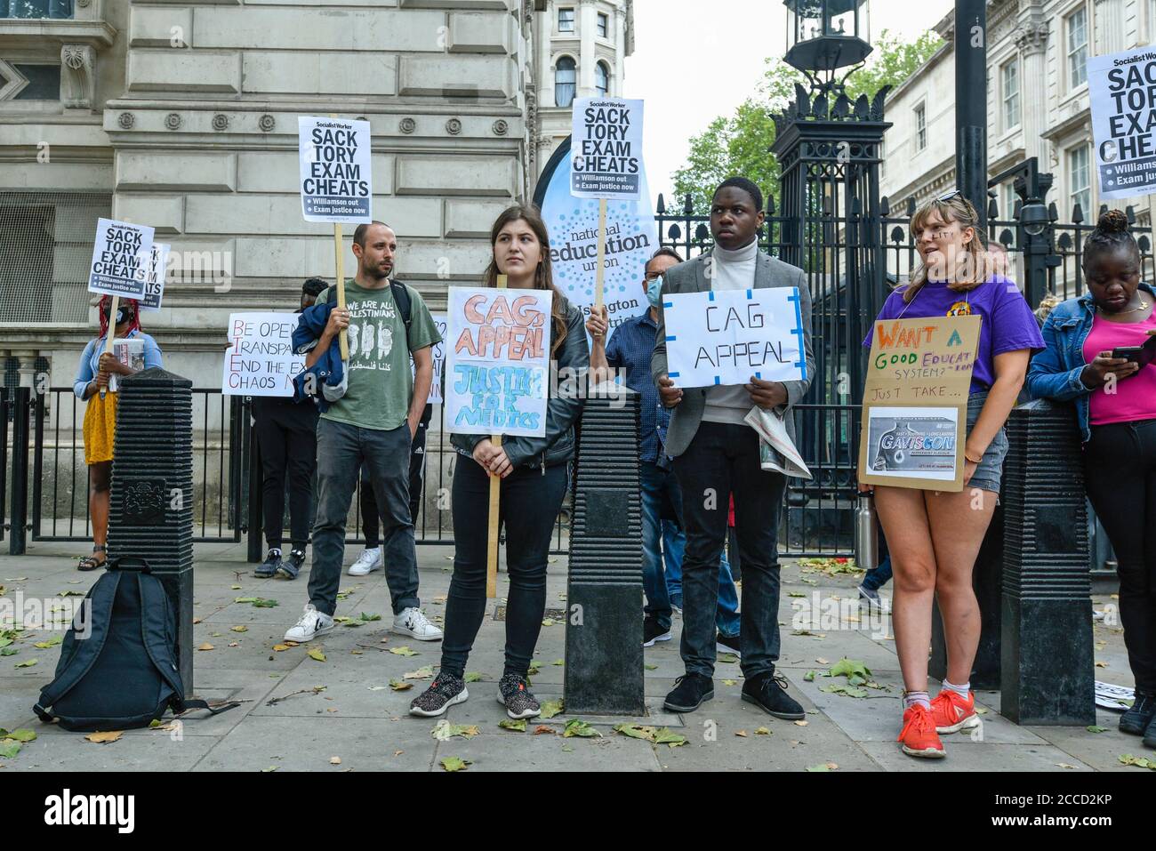 Londres, Royaume-Uni. 21 août 2020. Des étudiants protestent devant Downing Street pour appeler à la démission de Gavin Williamson, secrétaire à l’éducation, à la suite de l’examen de cette année aboutit au chaos. Après une campagne réussie pour que les élèves DE NIVEAU A et de GCSE aient des notes basées sur les évaluations des enseignants plutôt que sur un algorithme informatique, les élèves du BTEC devront attendre pendant que le jury d'examen Pearson renote leurs résultats. Credit: Stephen Chung / Alamy Live News Banque D'Images