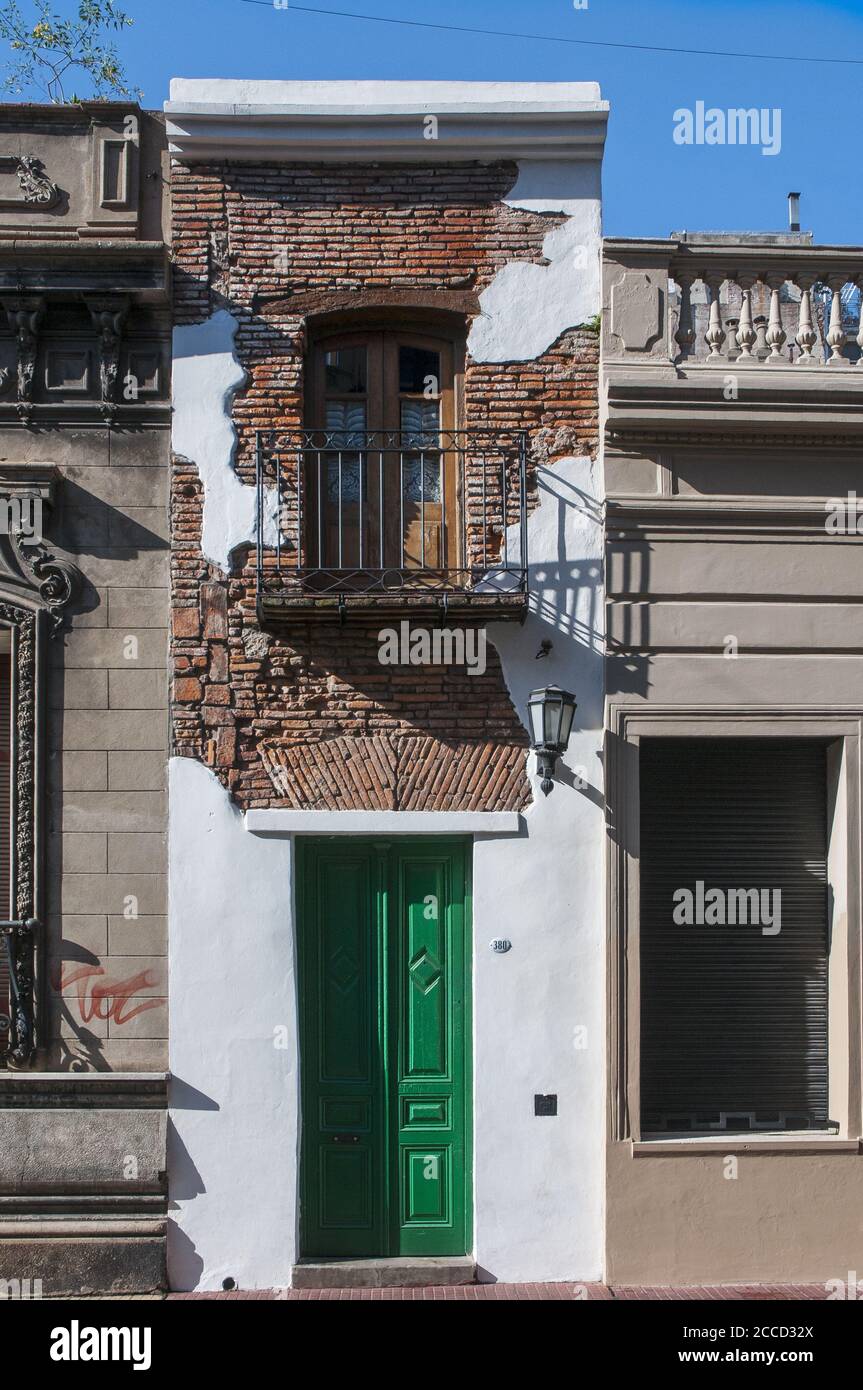 BUENOS AIRES, ARGENTINE - 30 septembre 2014: Casa minima (la maison minimale), la maison la plus étroite d'Argentine, située à San Telmo, l'un des plus anciens dis Banque D'Images
