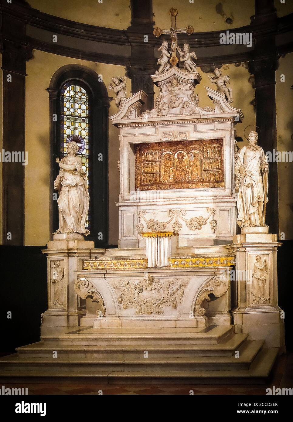 Italie Friuli Cividale del Friuli -Duomo - autel principal dans marbre avec une feuille argentée dorée en relief datant du xiie siècle le centre Banque D'Images