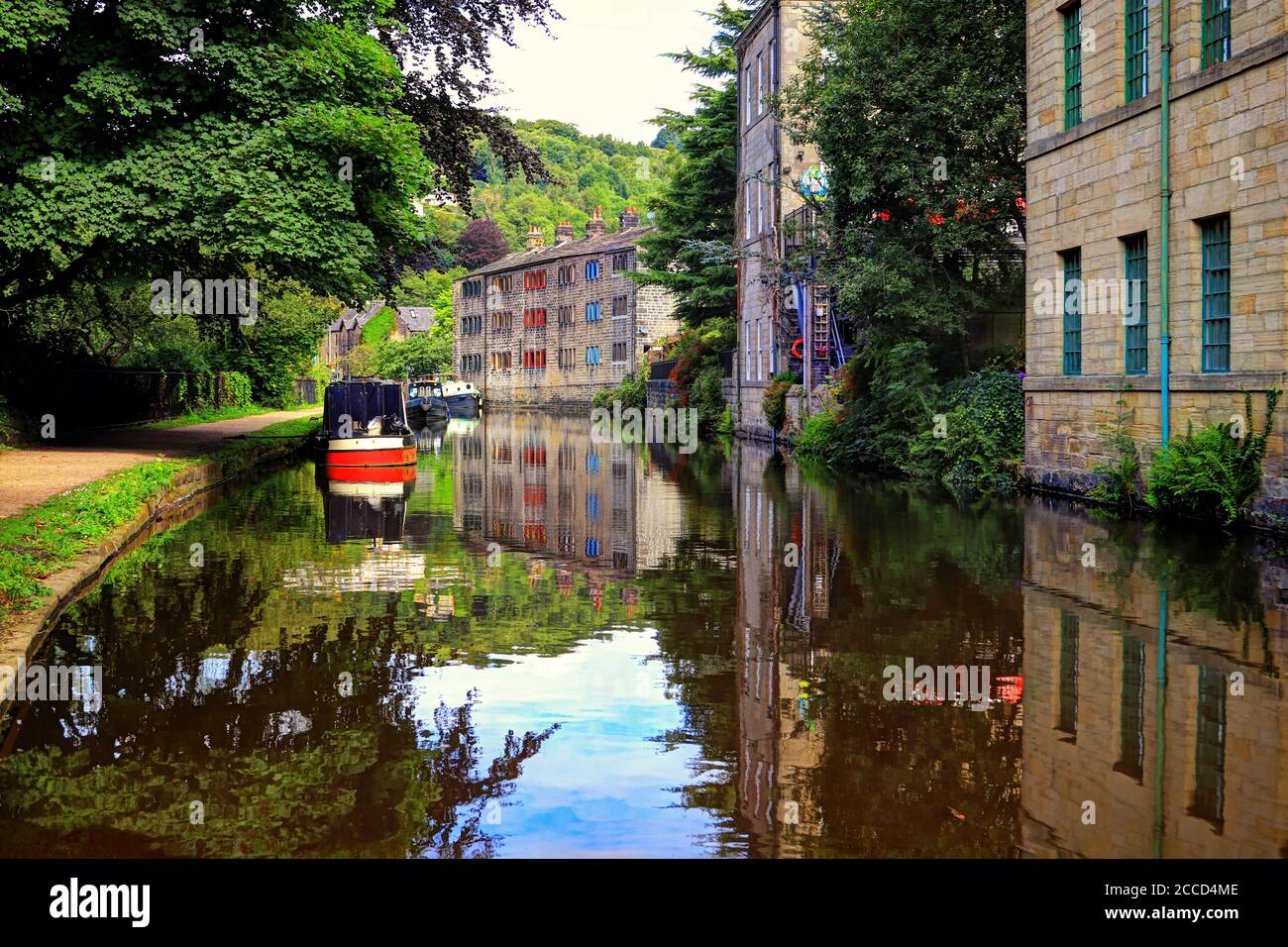 Une barge rouge amarrée sous un arbre sur le canal Rochdale à Hebden Bridge, West Yorkshire. Banque D'Images Une barge rouge amarrée sous un arbre sur le canal Rochdale à Hebden Bridge, West Yorkshire. Banque D'Images