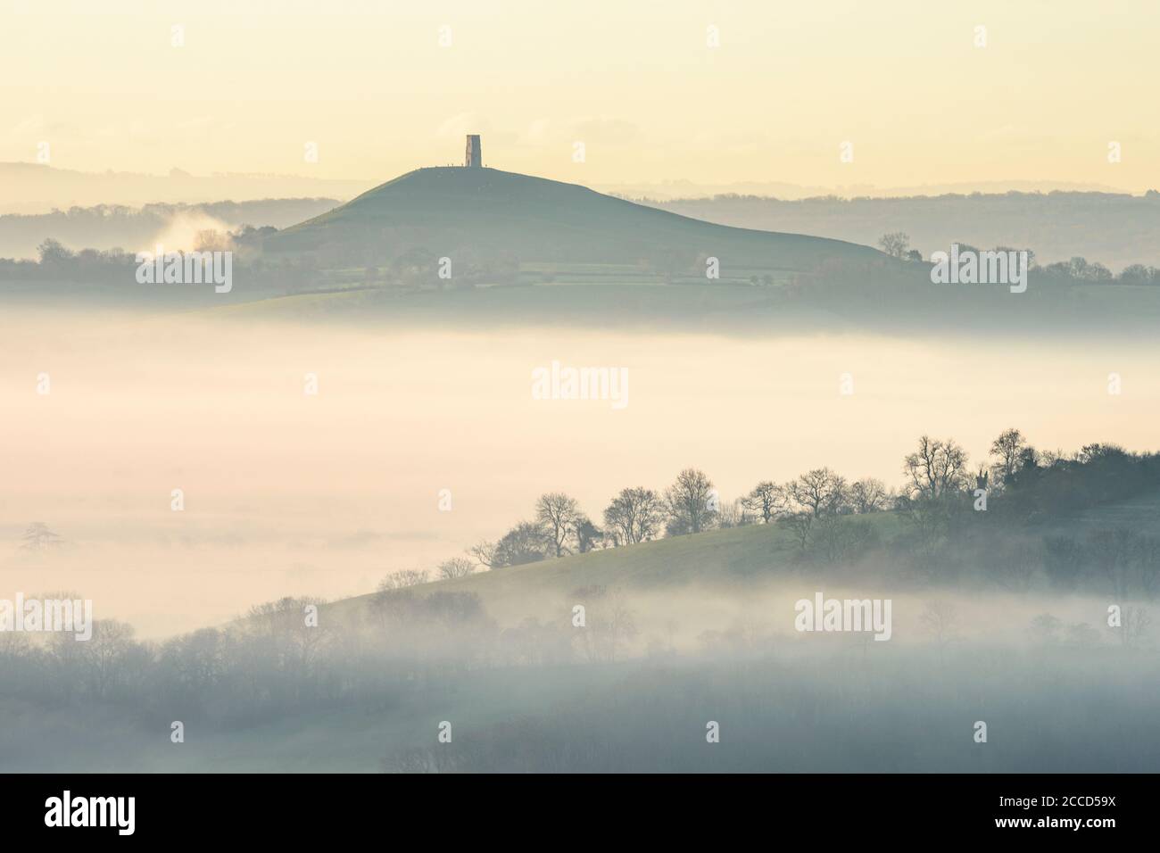 Glastonbury Tor, Somerset, enveloppé de brume le matin d'hiver. Banque D'Images