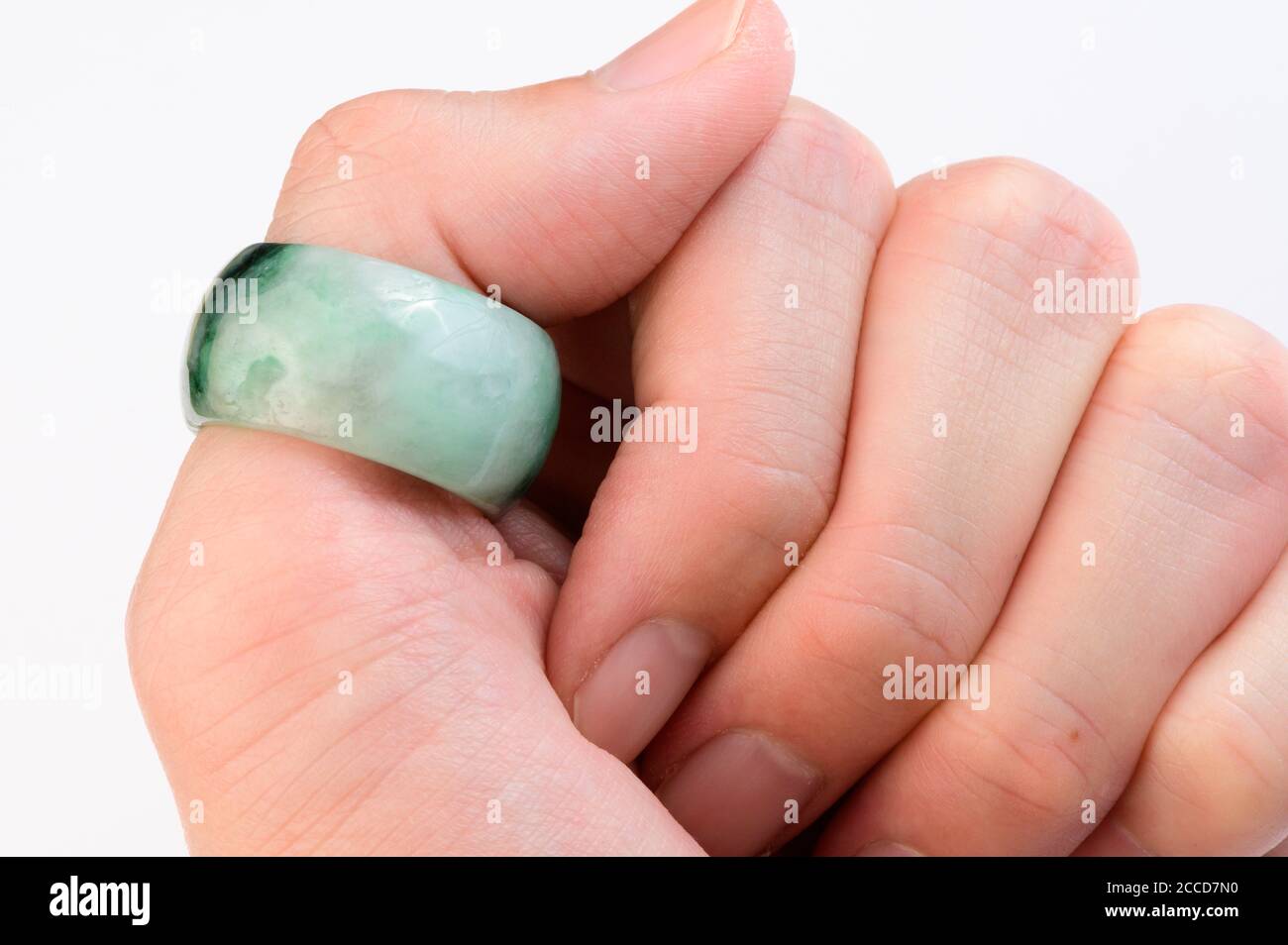 Bague de jade verte sur le pouce Banque D'Images