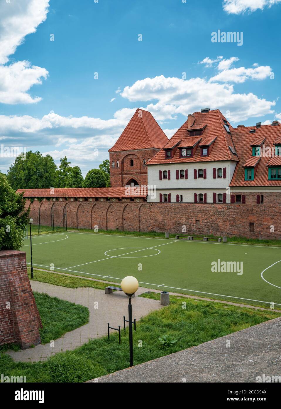 Torun, Pologne - 13 juin 2020 : Hôtel 1231 à côté des ruines du château de l'ordre teutonique à Torun, Pologne. Construction en briques construite au XIIIe siècle. Banque D'Images