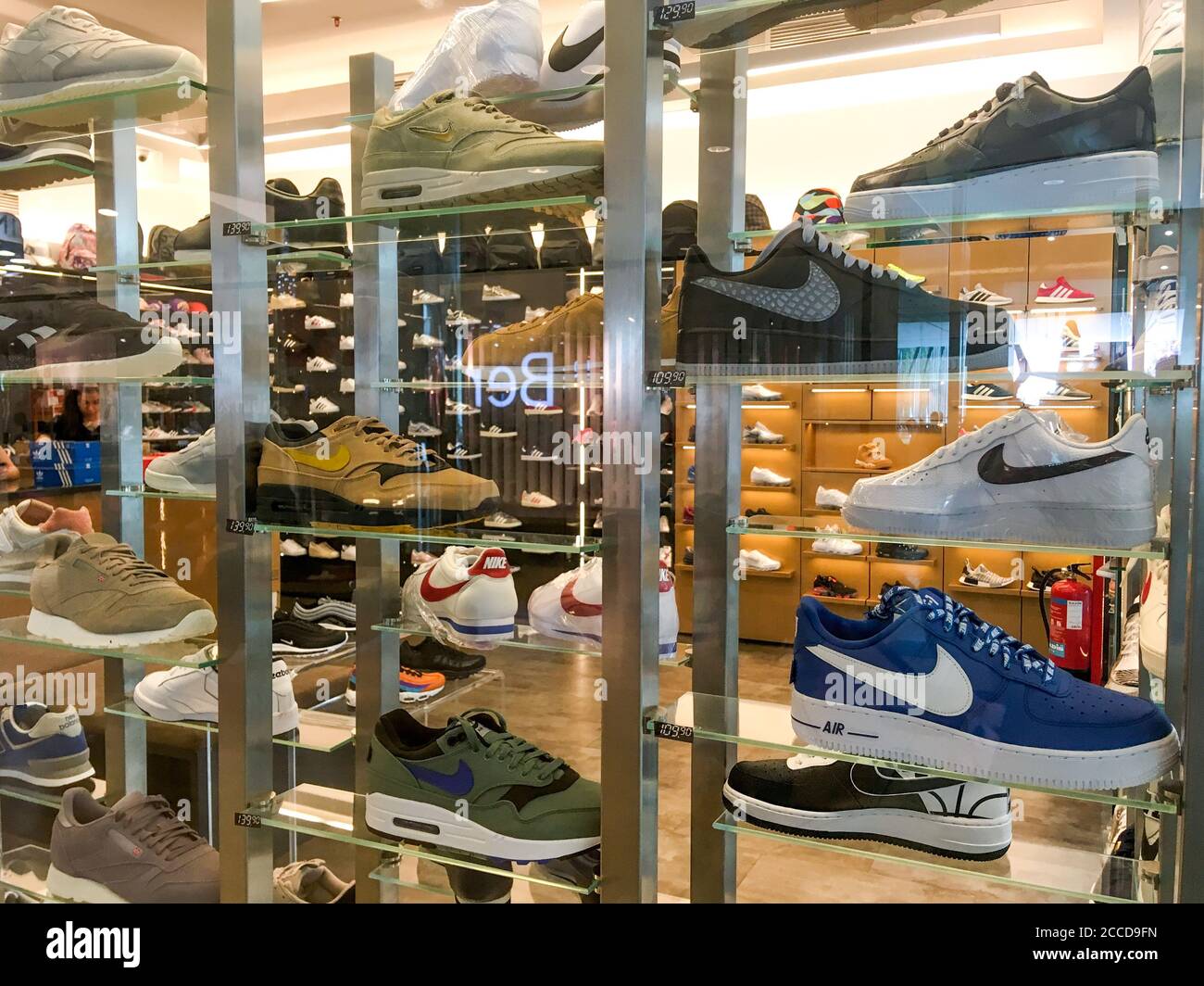 Nike shop lisbonne Banque de photographies et d'images à haute résolution -  Alamy