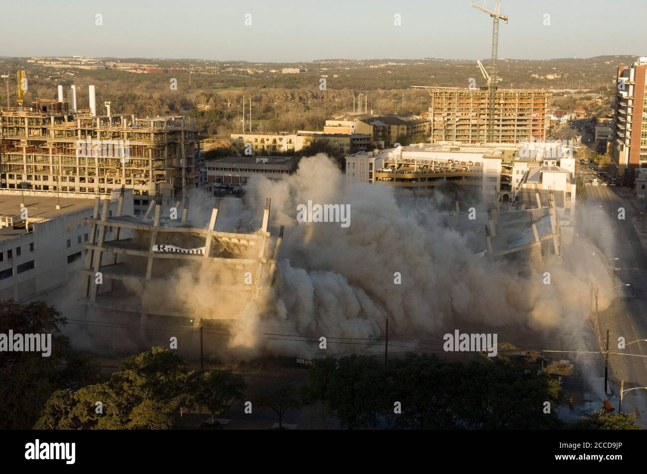 (SÉQUENCE 4 de 8) Austin, TX 25 février 2007 : l'implosion de ce qui devait être un immeuble de bureaux pour Intel Corp. Libère un immeuble du centre-ville d'Austin pour un nouveau palais de justice fédéral tôt le dimanche matin. Des milliers d'Austinites ont observé la démolition à distance de sécurité. ©Bob Daemmrich Banque D'Images