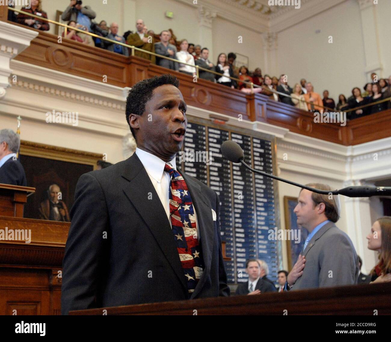 Austin, TX 10 janvier 2007: Un jeune homme noir chante l'hymne national des États-Unis le jour de l'ouverture de la 80e session de l'Assemblée législative du Texas à la Chambre des représentants. ©Bob Daemmrich Banque D'Images