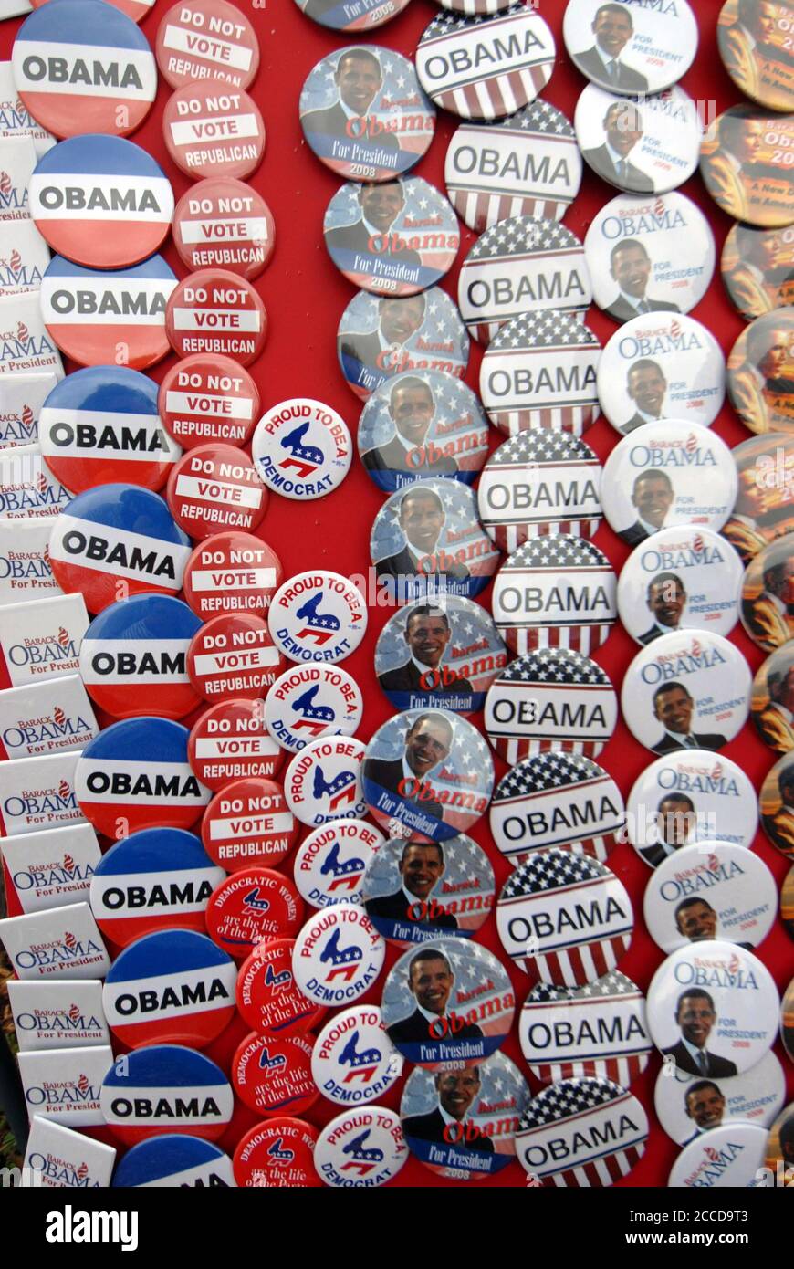 Austin, Texas USA, 23 février 2007: Vendeur de bouton à un rassemblement du sénateur américain Barack Obama (D-Illinois), son deuxième grand rassemblement après avoir annoncé sa candidature au poste de président des États-Unis le mois dernier. Obama a parlé par un léger bruine à une foule d'environ 17,000 personnes à Austin's Town Lake. ©Bob Daemmrich Banque D'Images