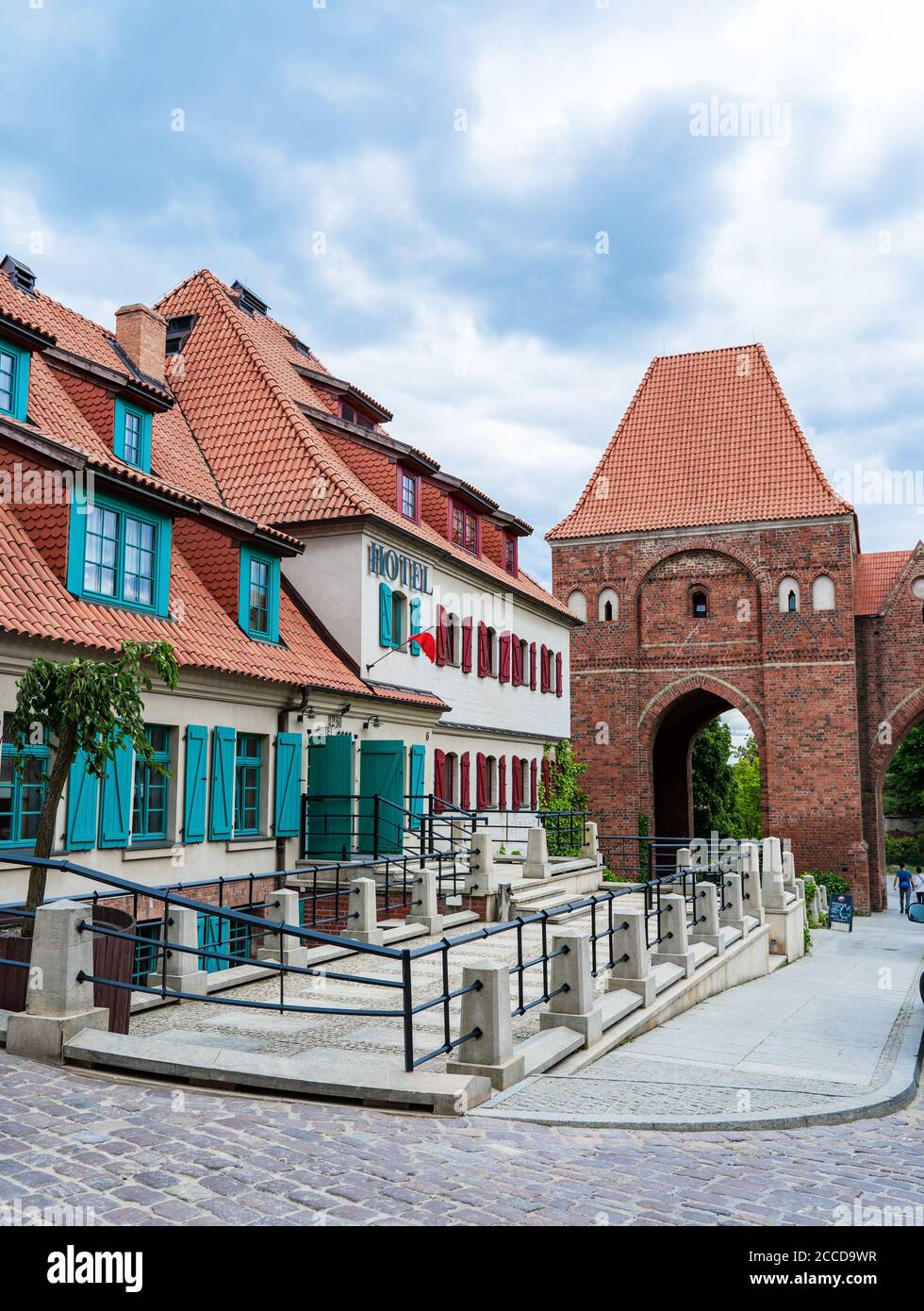 Torun, Pologne - 13 juin 2020 : Hôtel 1231 à côté des ruines du château de l'ordre teutonique à Torun, Pologne. Construction en briques construite au XIIIe siècle. Banque D'Images