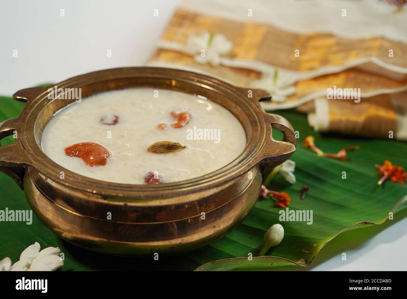 Riz Pudding / Kerala Onam spécial Paal / Pal payasam servi dans un navire traditionnel en laiton Banque D'Images
