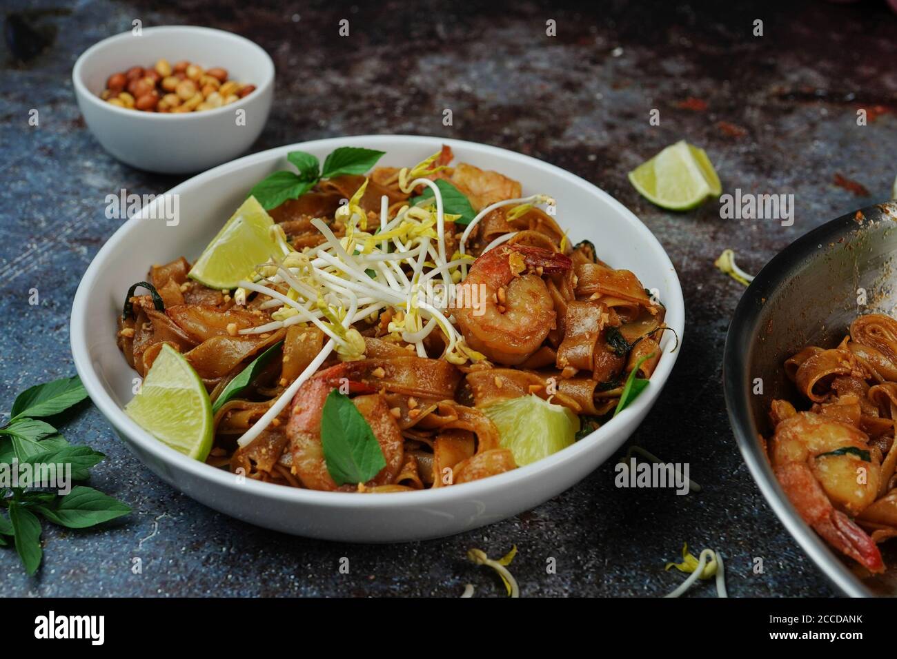 Crevettes maison thaï avec nouilles de riz plates Banque D'Images