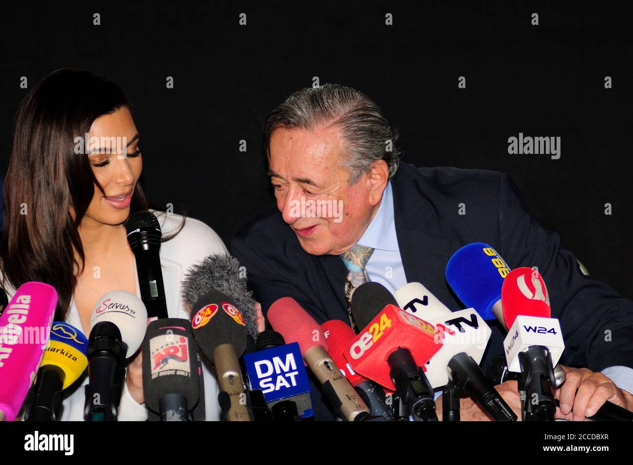 Vienne, Autriche. Image d'archive 27 février 2014. Richard Lugner (R) avec son invité Kim Kardashian (L) dans la ville de Lugner. Banque D'Images