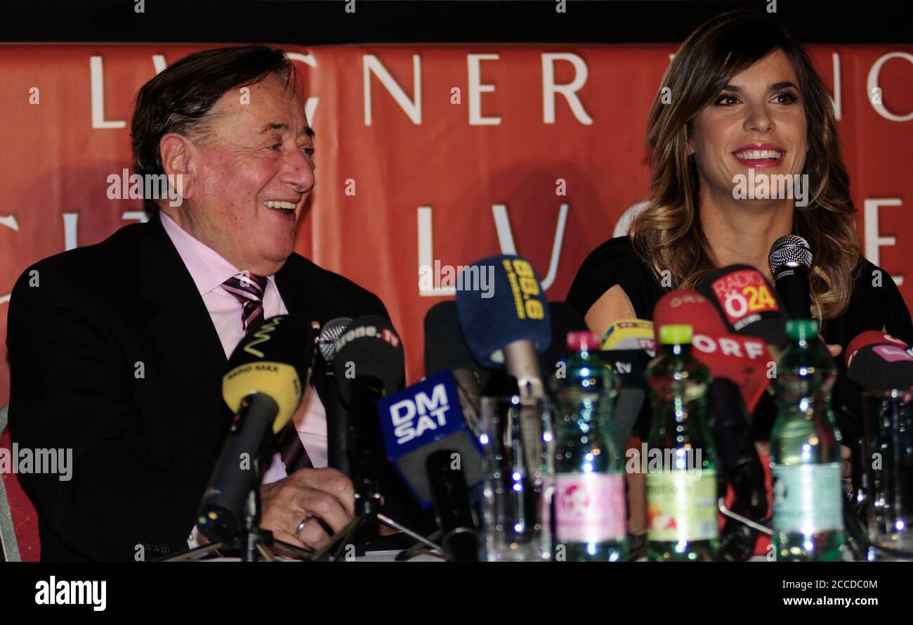 Vienne, Autriche. Image d'archive 11 février 2015. Richard Lugner (L) avec son invité à l'opéra Elisabetta Canalis (R) dans le Lugner Ciy. Banque D'Images
