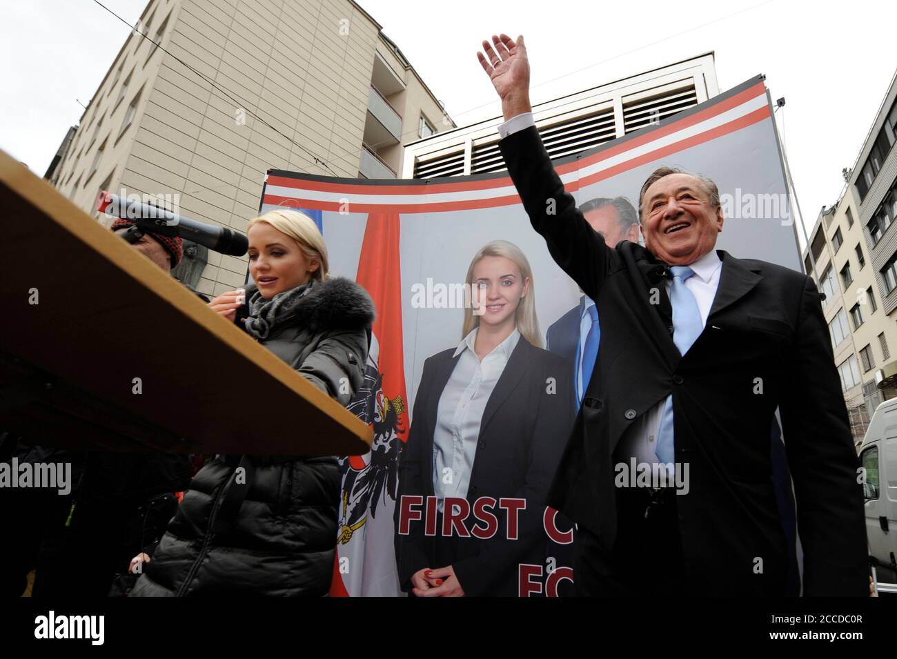 Vienne, Autriche. 5 mars 2016. Les Luggers commencent comme "premier couple de l'Autriche" votre campagne présidentielle à Vienne. La photo montre Richard Lugner (R) et Cathy Schmitz (L). Banque D'Images