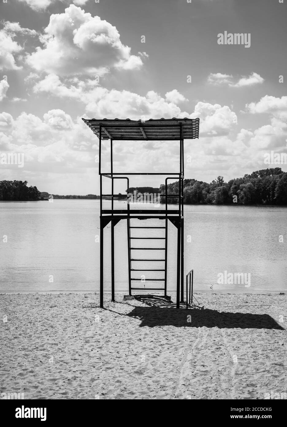 Tour bleue de sauvetage des sauveteurs sur une plage de sable à Kruszwica. Voyage romantique, saison d'été, plage de vacances détente concept. Un endroit calme et idyllique pour se reposer Banque D'Images