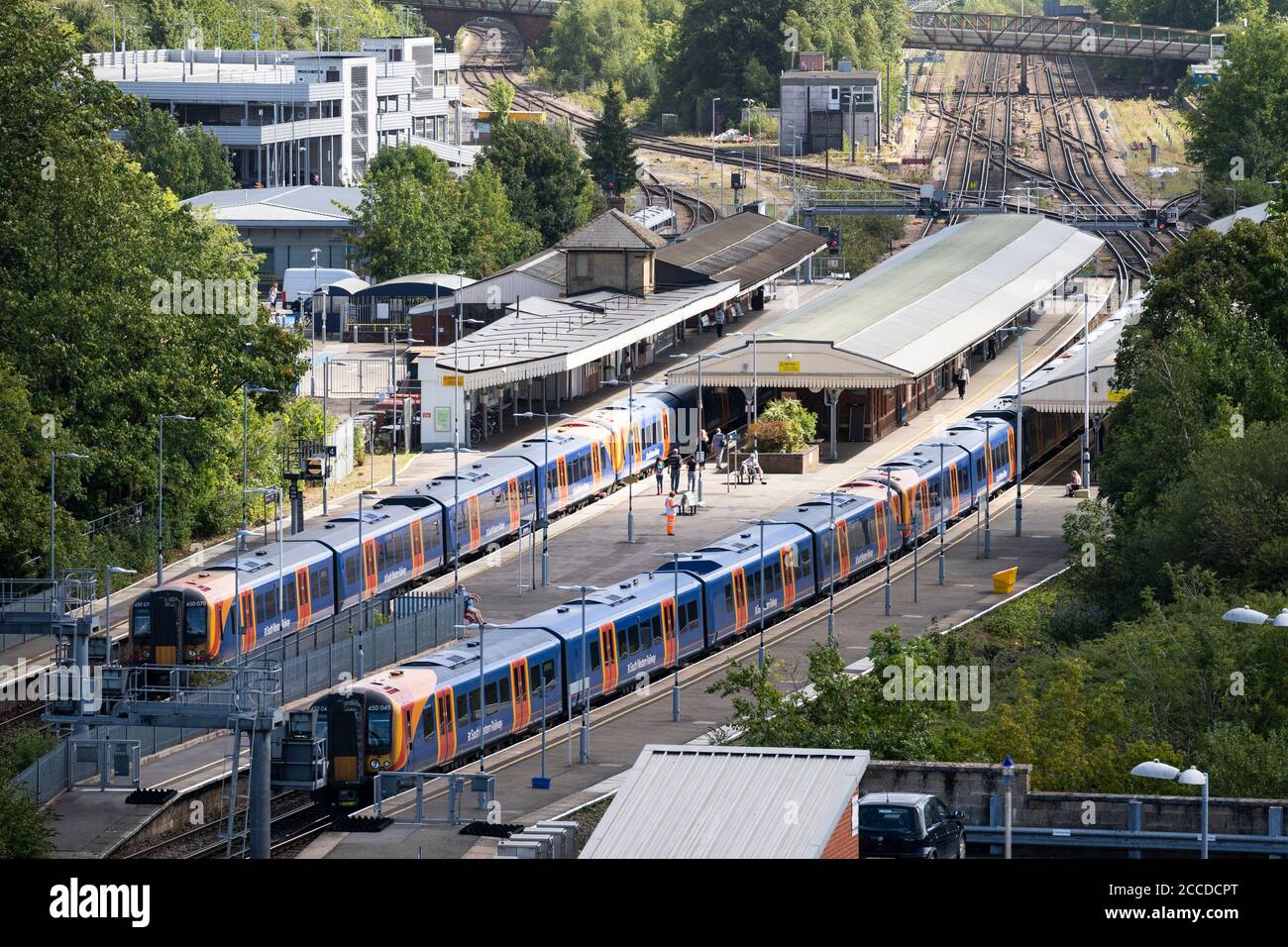 Vue aérienne sur la gare de Basingstoke et les trains South Western Railway, Hampshire, Angleterre Banque D'Images