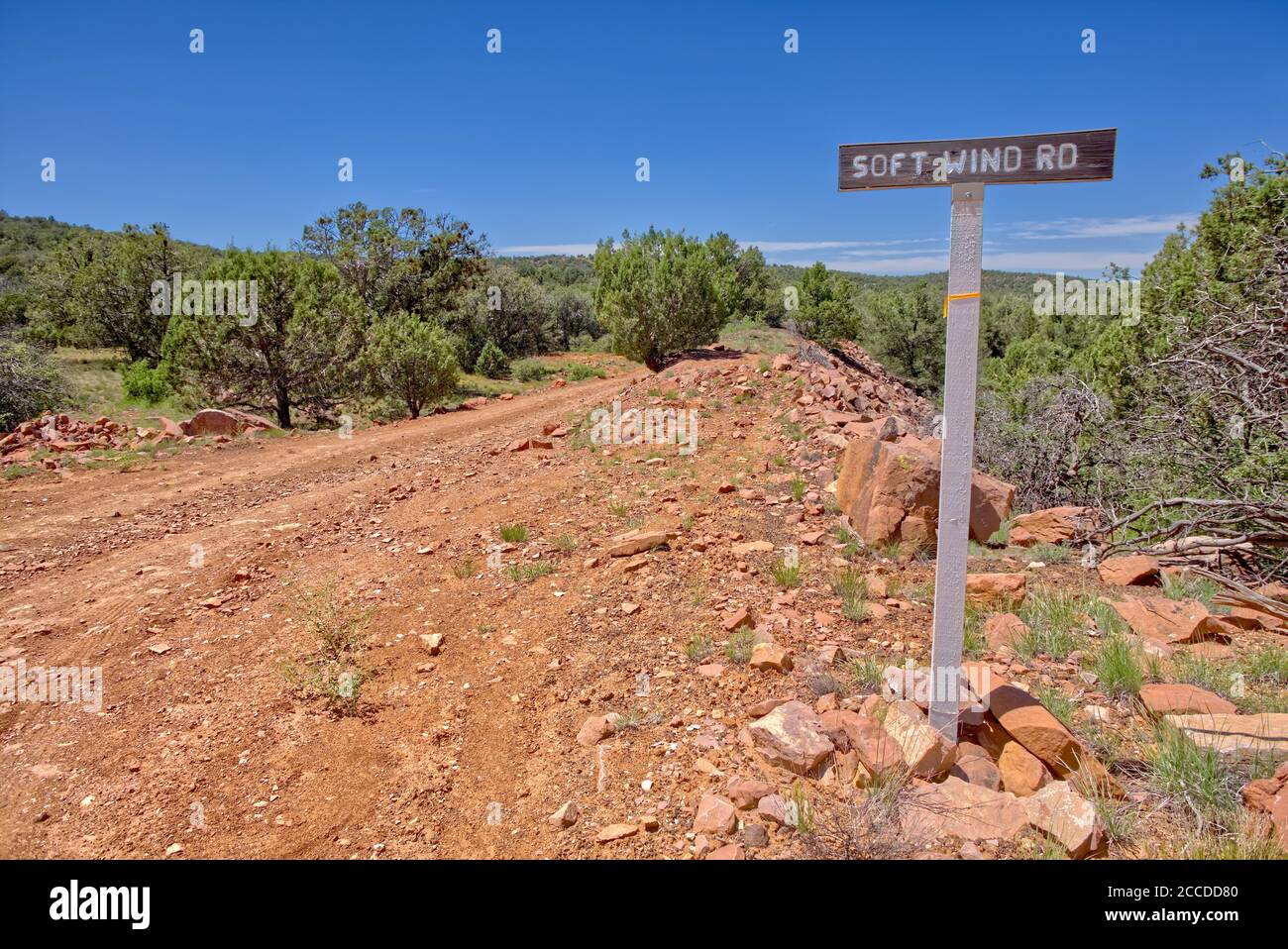 Une route éloignée près de Ash Fork AZ où le vent souffle doucement. Banque D'Images