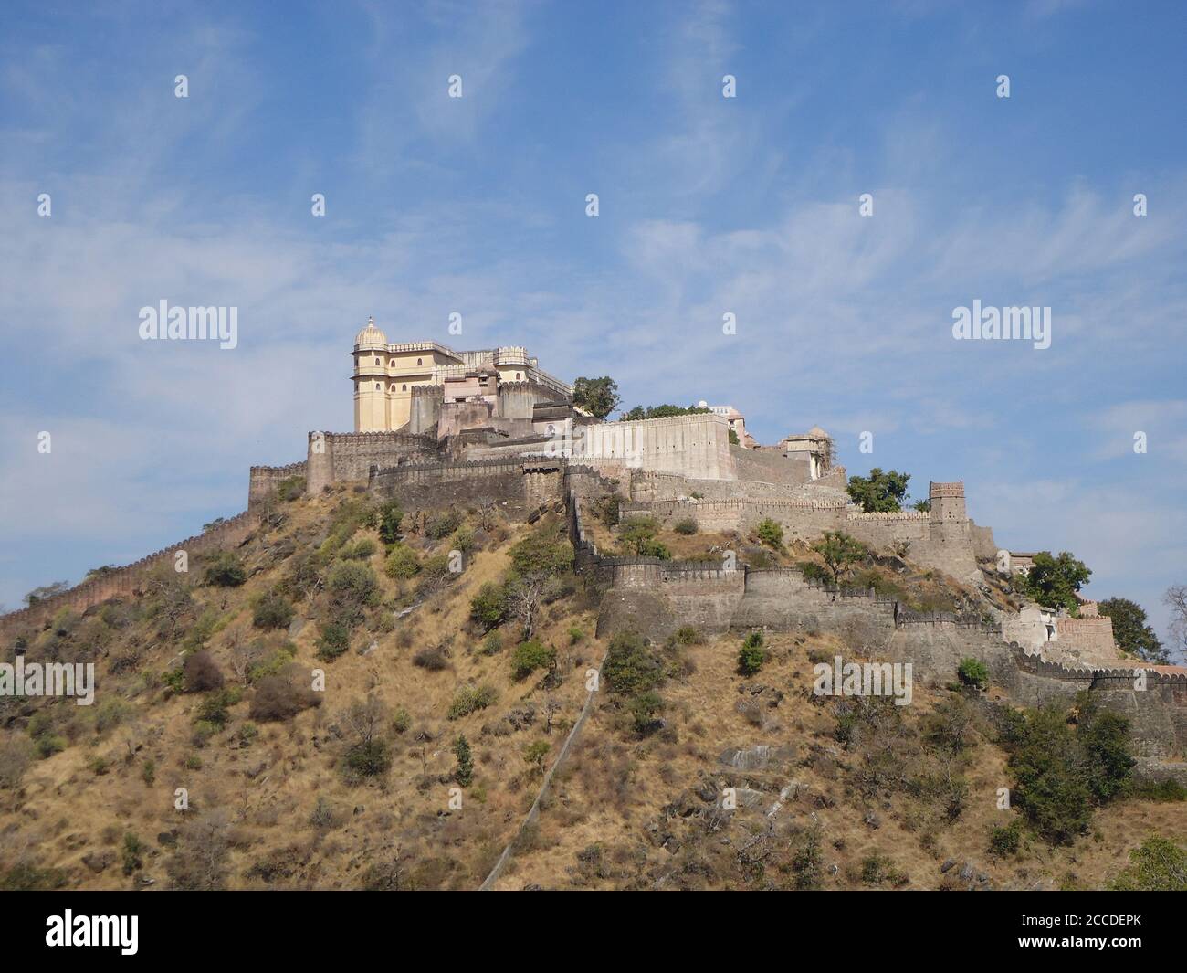 Kumbhalgarh est une forteresse de Mewar sur la chaîne occidentale des collines d'Aravalli, dans le district de Rajsamand près d'Udaipur de l'état de Rajasthan dans l'ouest de l'Inde Banque D'Images