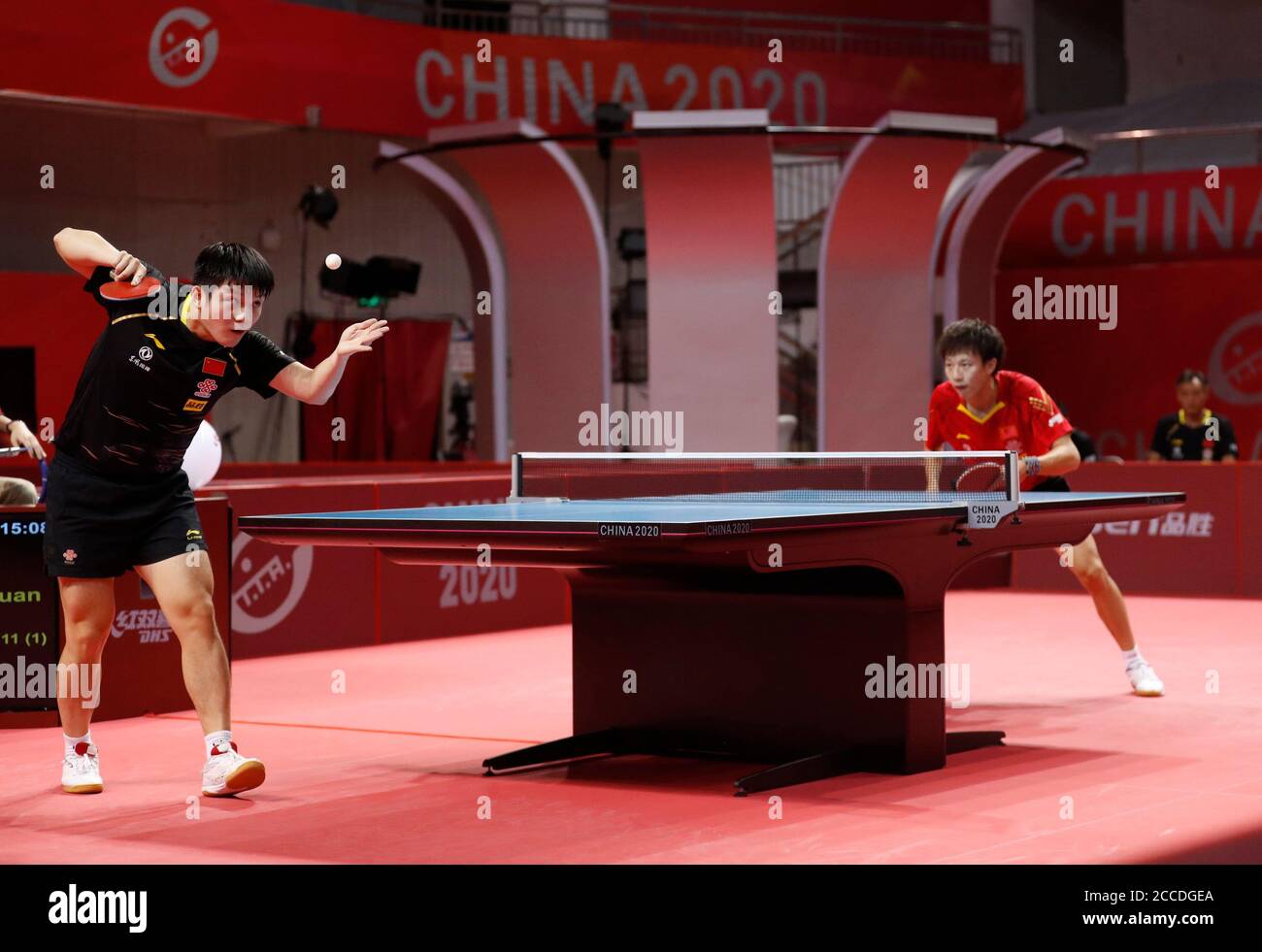 Lingshui (Hainan. 21 août 2020. Fan Zhendong (L) sert dans le match des  célibataires contre Lin Gaoyuan lors de la finale de l'équipe masculine de  l'épreuve d'entraînement de l'équipe chinoise de tennis