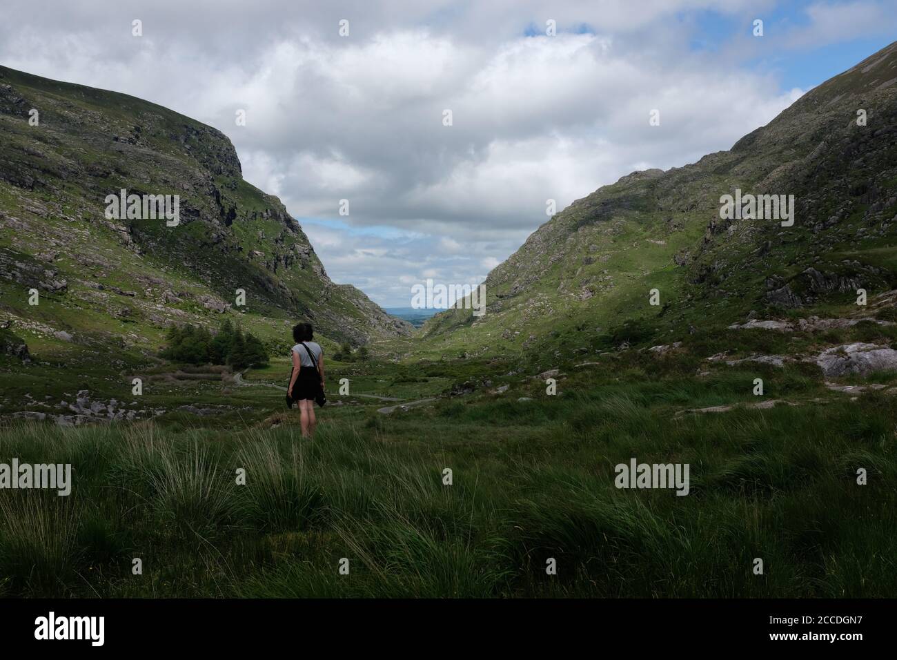 Marcher le Gap de Dunloe dans notre Kerry Randonnée en 2019 Banque D'Images